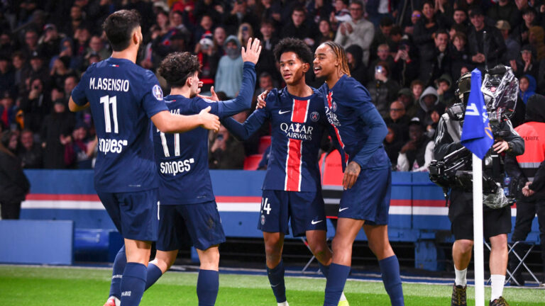 29 Bradley BARCOLA (psg) - 24 Senny MAYULU (psg) during the Ligue 1 McDonald&#039;s match between Paris Saint-Germain and Strasbourg at Parc des Princes on October 19, 2024 in Paris, France. (Photo by Philippe Lecoeur/FEP/Icon Sport/Sipa USA)
2024.10.19 Paryz
pilka nozna liga francuska
PSG - Strasbourg
Foto Icon Sport/SIPA USA/PressFocus

!!! POLAND ONLY !!!