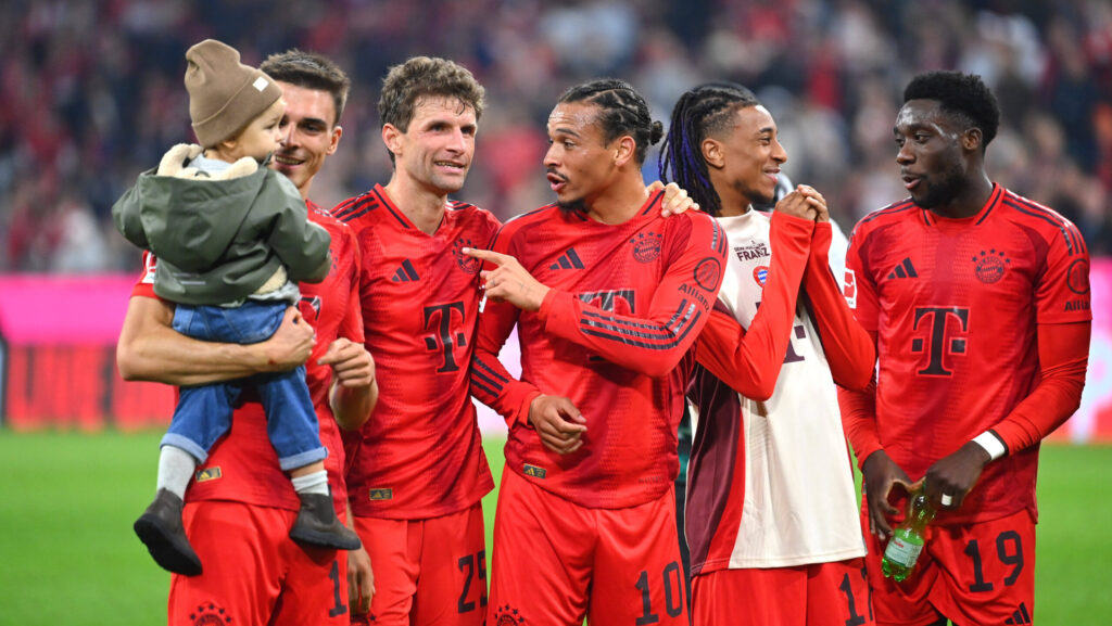 v.li:Joao PALHINHA Bayern Muenchen traegt Sohn Joao Maria auf dem Arm, Thomas MUELLER MuLLER,Bayern Muenchen, Leroy SANE Bayern Muenchen, Michael OLISE Bayern Muenchen, Alphonso DAVIES Bayern Muenchen nach Spielende,Aktion. Fussball 1. Bundesliga Saison 2024/2025, 7.Spieltag, Spieltag07 FC Bayern Muenchen -VfB Stuttgart 4-0, am 19.10..2024, A L L I A N Z A R E N A. *** from left Joao PALHINHA Bayern Muenchen carries son Joao Maria on his arm, Thomas MUELLER MuLLER,Bayern Muenchen , Leroy SANE Bayern Muenchen , Michael OLISE Bayern Muenchen , Alphonso DAVIES Bayern Muenchen after the match,Action Football 1 Bundesliga Season 2024 2025, 7 Matchday, Matchday07 FC Bayern Muenchen VfB Stuttgart 4 0, on 19 10 2024, A L L I A N Z A R E N A
2024.10.19 Monachium
pilka nozna liga niemiecka
Bayern Monachium - VfB Stuttgart
Foto IMAGO/PressFocus

!!! POLAND ONLY !!!