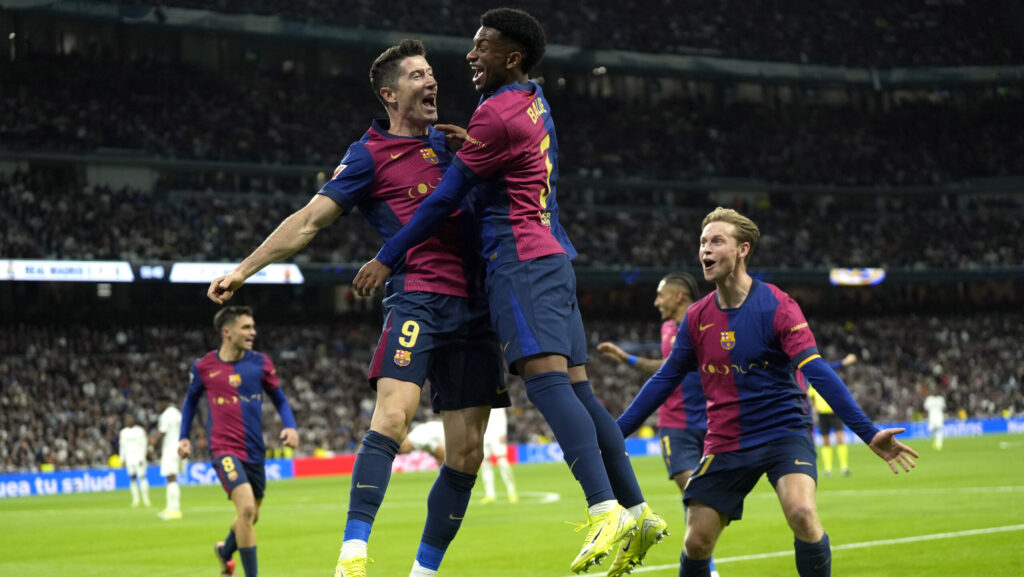 Robert Lewandowski of FC Barcelona celebrates goal with his teammates during the La Liga EA Sports match between Real Madrid and FC Barcelona played at Santiago Bernabeu Stadium on October 26, 2024 in Madrid, Spain. (Photo by Cesar Cebolla / PRESSINPHOTO)
2024.10.26 Madryt
pilka nozna liga hiszpanska
Real Madryt - FC Barcelona
Foto Cesar Cebolla/PRESSINPHOTO/SIPA USA/PressFocus

!!! POLAND ONLY !!!