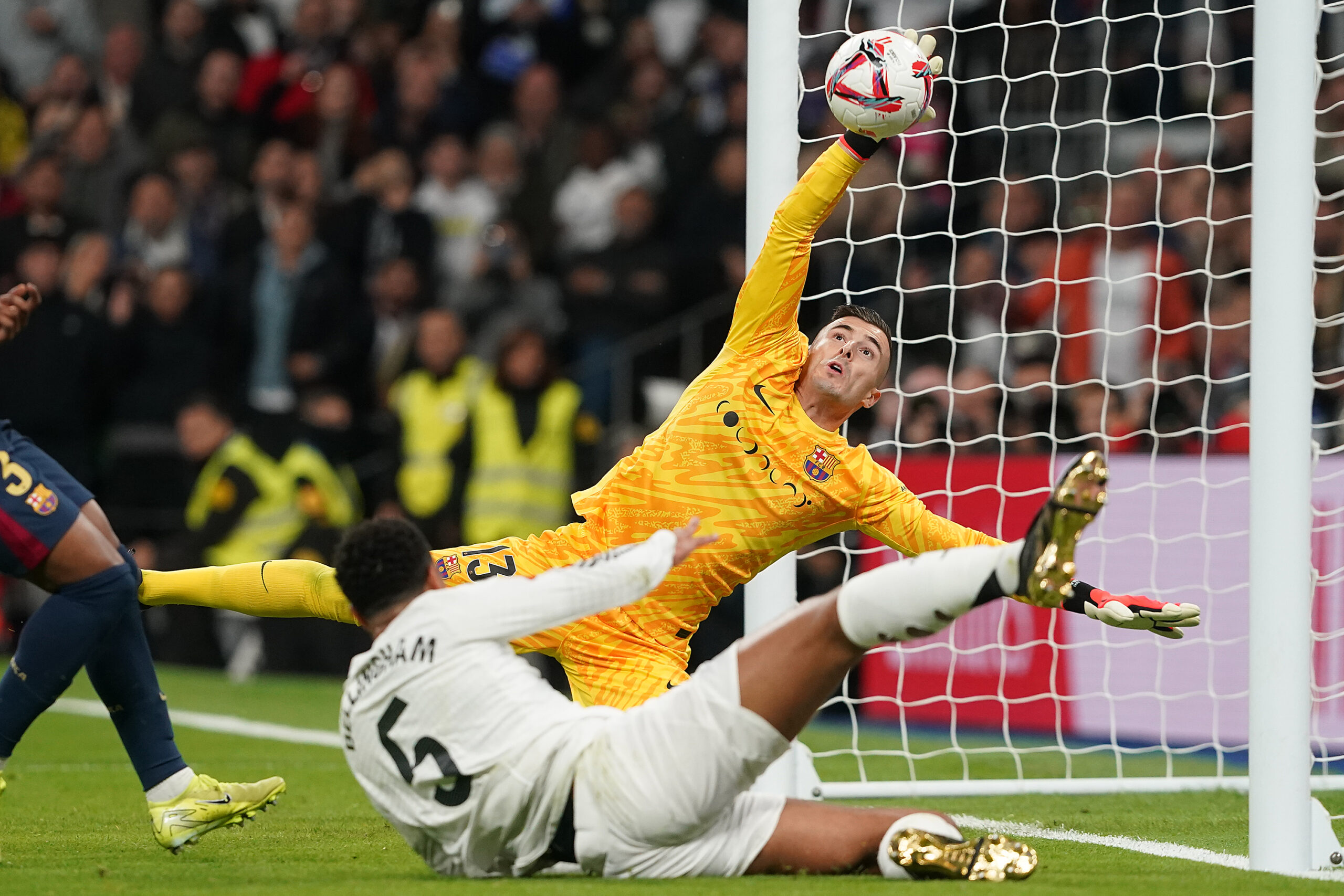 Real Madrid&#039;s Jude Bellingham (l) and FC Barcelona&#039;s Inaki Pena during La Liga match. October 26, 2024. (Photo by Acero/Alter Photos/Sipa USA)
2024.10.26 Madryt
pilka nozna liga hiszpanska
Real Madryt - FC Barcelona
Foto Acero/Alter Photos/SIPA USA/PressFocus

!!! POLAND ONLY !!!