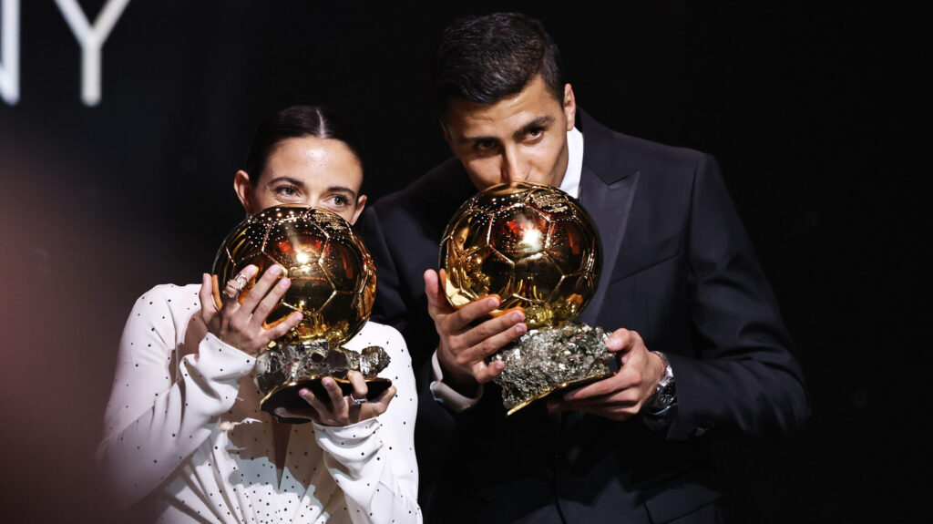 (241029) -- PARIS, Oct. 29, 2024 (Xinhua) -- Barcelona&#039;s Spanish player Aitana Bonmati (L) and Manchester City&#039;s Spanish player Rodri kiss their trophies during the 2024 Ballon d&#039;Or France Football award ceremony at the Theatre du Chatelet in Paris, France, Oct. 28, 2024. (Xinhua/Gao Jing)

2024.10.28 Paryz
pilka nozna, gala sportowa, ceremonia 
Gala nagrody Zlota Pilka 2024
Foto Gao Jing/Xinhua/PressFocus

!!! POLAND ONLY !!!