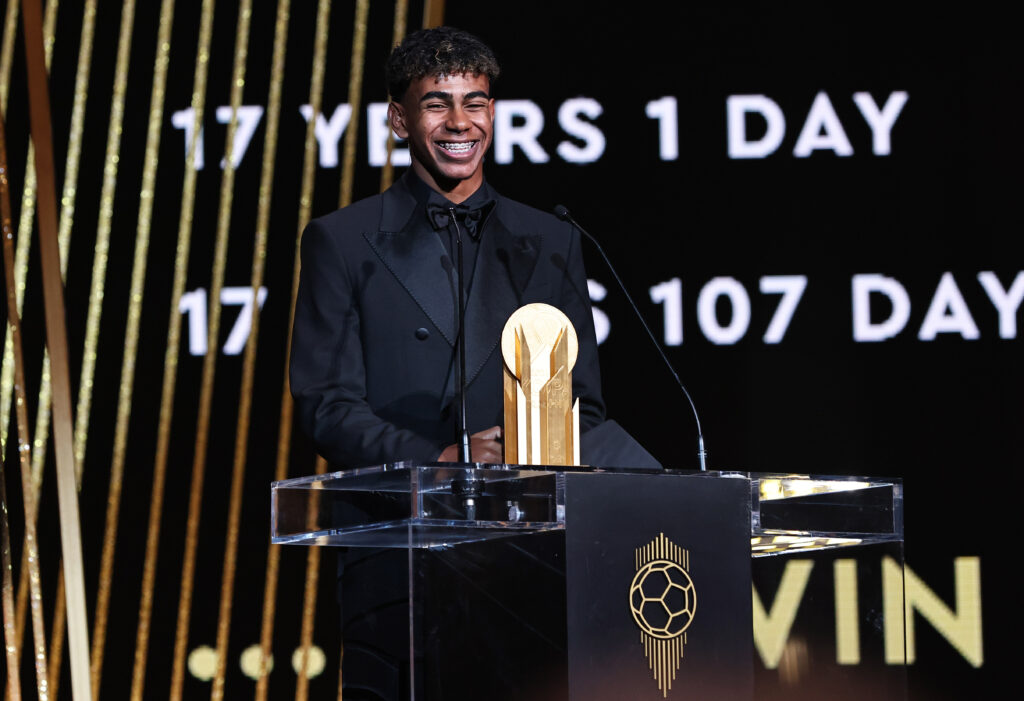 (241029) -- PARIS, Oct. 29, 2024 (Xinhua) -- Barcelona&#039;s Spanish player Lamine Yamal speaks on stage after receiving the Kopa Trophy during the 2024 Ballon d&#039;Or France Football award ceremony at the Theatre du Chatelet in Paris, France, Oct. 28, 2024. (Xinhua/Gao Jing)

2024.10.28 Paryz
pilka nozna, gala sportowa, ceremonia 
Gala nagrody Zlota Pilka 2024
Foto Gao Jing/Xinhua/PressFocus

!!! POLAND ONLY !!!