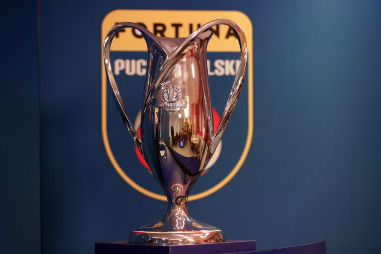 WARSZAWA 03.12.2021
LOSOWANIE CWIERCFINALOW FORTUNA PUCHAR POLSKI SEZON 2021/22 --- QUARTERFINALS OF POLISH FOOTBALL CUP DRAW IN WARSAW
TROFEUM --- TROPHY
FOT. PIOTR KUCZA/ 400mm.pl