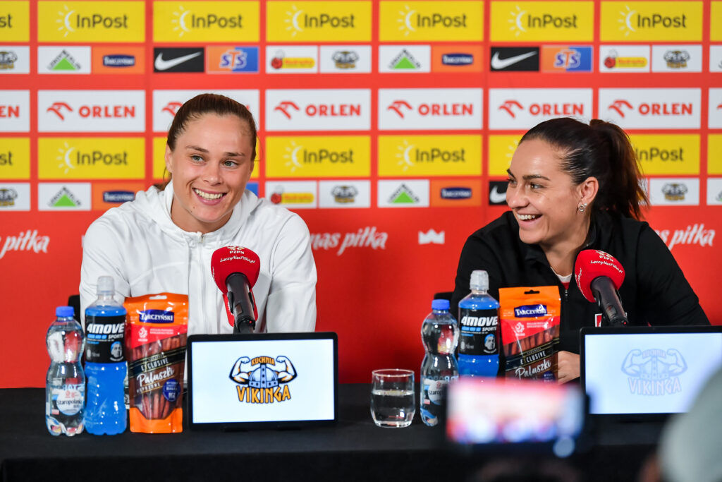 WARSZAWA 03.07.2024
KONFERENCJA PRASOWA REPREZENTACJI POLSKI KOBIET --- POLISH WOMEN&#039;S FOOTBALL NATIONAL TEAM PRESS CONFERENCE IN WARSAW
EWA PAJOR NINA PATALON
FOT. JACEK PRONDZYNSKI/400mm.pl