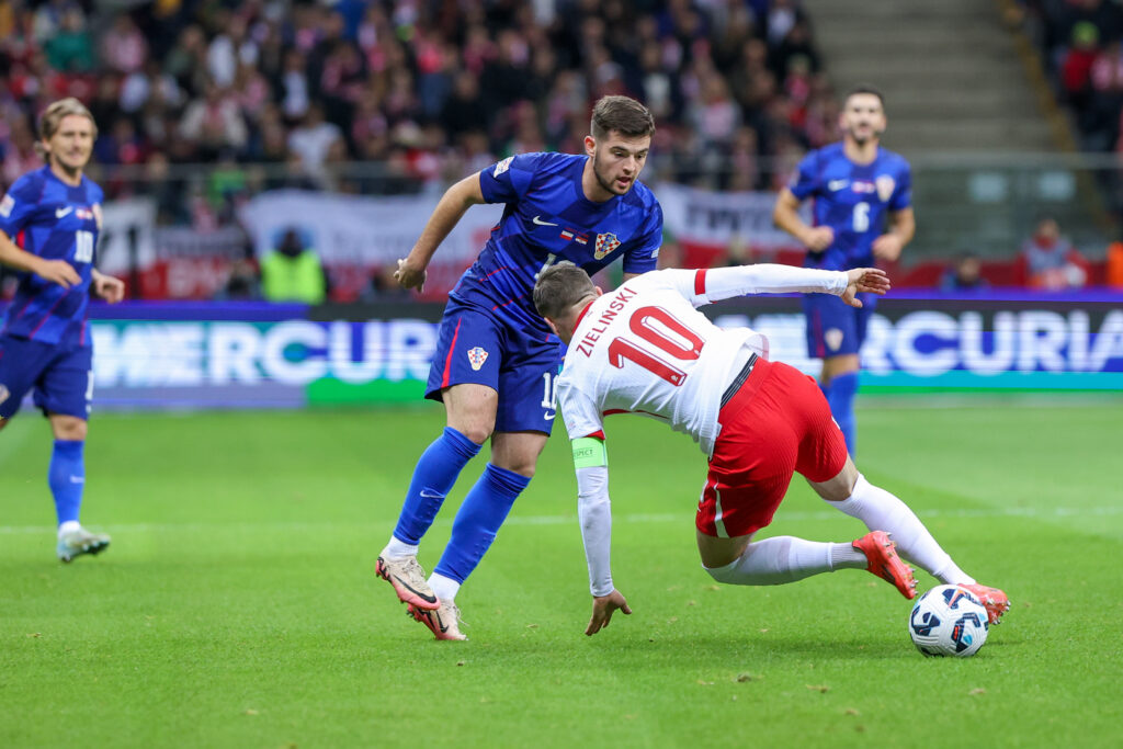 WARSZAWA 15.10.2024 
MECZ 4. KOLEJKA GRUPA A1 LIGA NARODOW SEZON 2024/25: POLSKA - CHORWACJA --- UEFA NATIONS LEAGUE FOOTBALL MATCH IN WARSAW: POLAND - CROATIA 
MARTIN BATURINA PIOTR ZIELINSKI 
FOT.ANNA KLEPACZKO / 400mm.pl