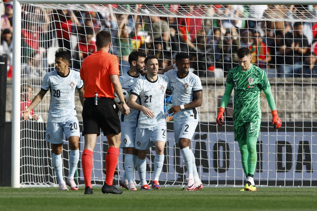 Diogo Jota (Portugal) Torjubel, jubelt mit seiner Mannschaft nach dem Treffer zum 1:1, International Friendly Match, Portugal vs Croatia, Estadio Nacional do Jamor am 08. June 2024 in Oeiras, Portugal. (Foto von Joao Rico/DeFodi Images)

Diogo Jota (Portugal) celebrates after scoring his team&#039;s first goal with teammates, International Friendly Match, Portugal vs Croatia, Estadio Nacional do Jamor on June 8, 2024 in Oeiras, Portugal. (Photo by Joao Rico/DeFodi Images)   
MECZ TOWARZYSKI PILKA NOZNA  
 mecz portugalia vs CHORWACJA
FOT.DEFODI IMAGES/newspix.pl / 400mm.pl
POLAND ONLY!

---
newspix.pl / 400mm.pl