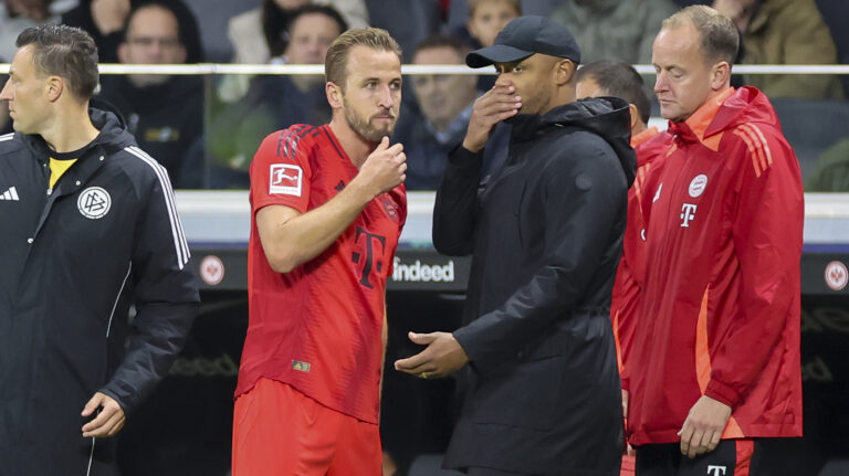 Harry Kane (FC Bayern Muenchen) und Trainer Vincent Kompany (FC Bayern Muenchen) unterhalten sich, Bundesliga, Eintracht Frankfurt v FC Bayern Mnchen, Deutsche Bank Park am 06. October 2024 in Frankfurt am Main, Deutschland. (Foto von Marco Steinbrenner/DeFodi Images)

Harry Kane (FC Bayern Muenchen) und Trainer Vincent Kompany (FC Bayern Muenchen) talk together, Bundesliga, Eintracht Frankfurt v FC Bayern Mnchen, Deutsche Bank Park, October 6, 2024 in Frankfurt am Main, Germany. (Photo by Marco Steinbrenner/DeFodi Images) DFL regulations prohibit any use of photographs as image sequences and/or quasi-video.
PILKA NOZNA LIGA NIEMIECKA SEZON 2024/2025
FOT. DEFODI IMAGES/newspix.pl / 400mm.pl
POLAND ONLY!
---
newspix.pl / 400mm.pl