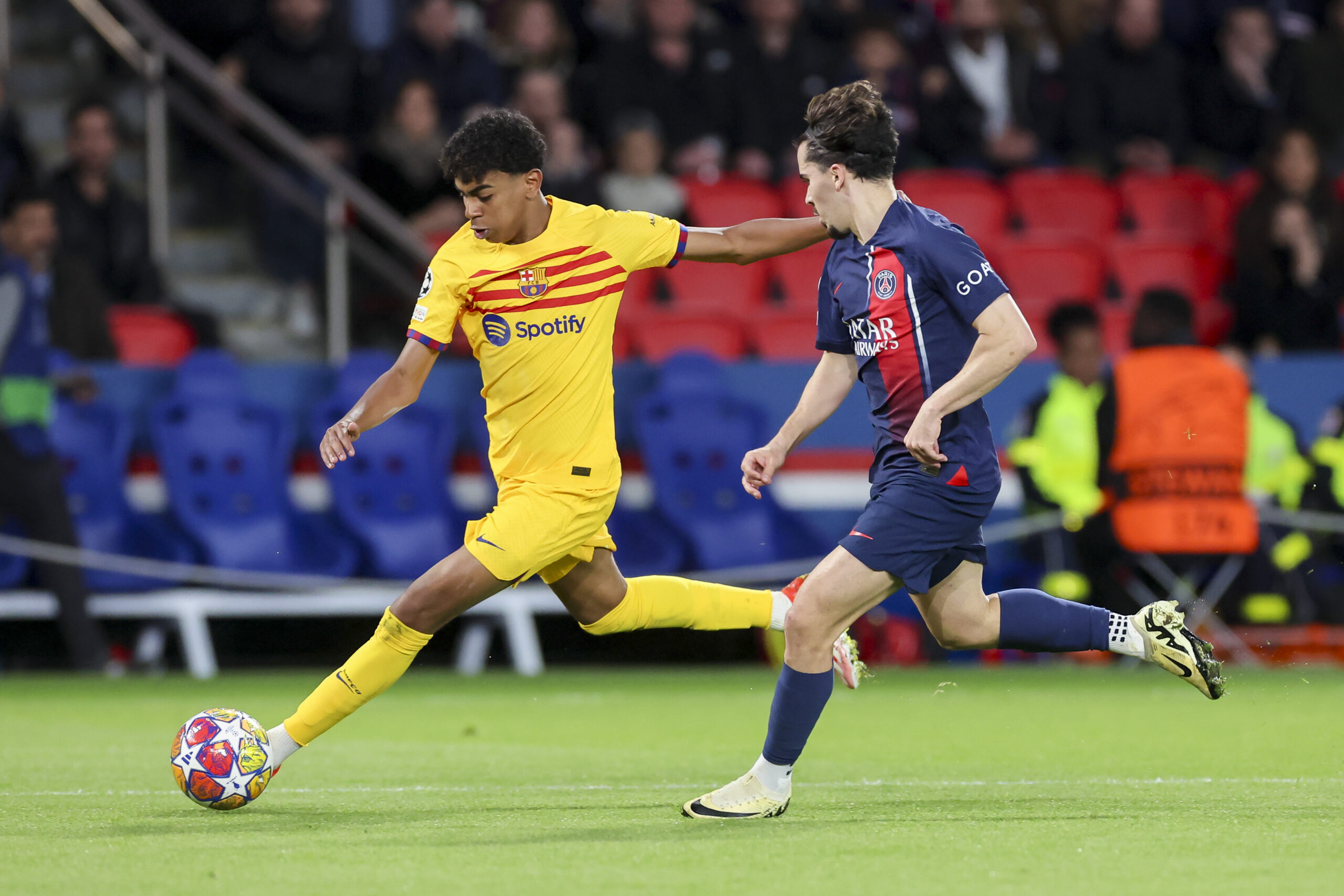 Lamine Yamal (FC Barcelona) und Vitinha (Paris Saint-Germain) kaempfen um den Ball, Paris Saint-Germain vs FC Barcelona, UEFA Champions League 2023/2024 - Viertelfinale Hinspiel, Parc de Princes am 10. April 2024 in Paris, Frankreich. (Foto von Marco Steinbrenner/DeFodi Images)Lamine Yamal (FC Barcelona) und Vitinha (Paris Saint-Germain) battle for the ball,  Paris Saint-Germain vs FC Barcelona, UEFA Champions League 2023/2024 - Viertelfinale Hinspiel, at Parc de Princes on April 10, 2024 in Paris, France. (Photo by Marco Steinbrenner/DeFodi Images)   
LIGA MISTRZOW UEFA PILKA NOZNA SEZON 2023/2024
FOT. DEFODI IMAGES/newspix.pl / 400mm.pl

POLAND ONLY !!!
---
newspix.pl / 400mm.pl