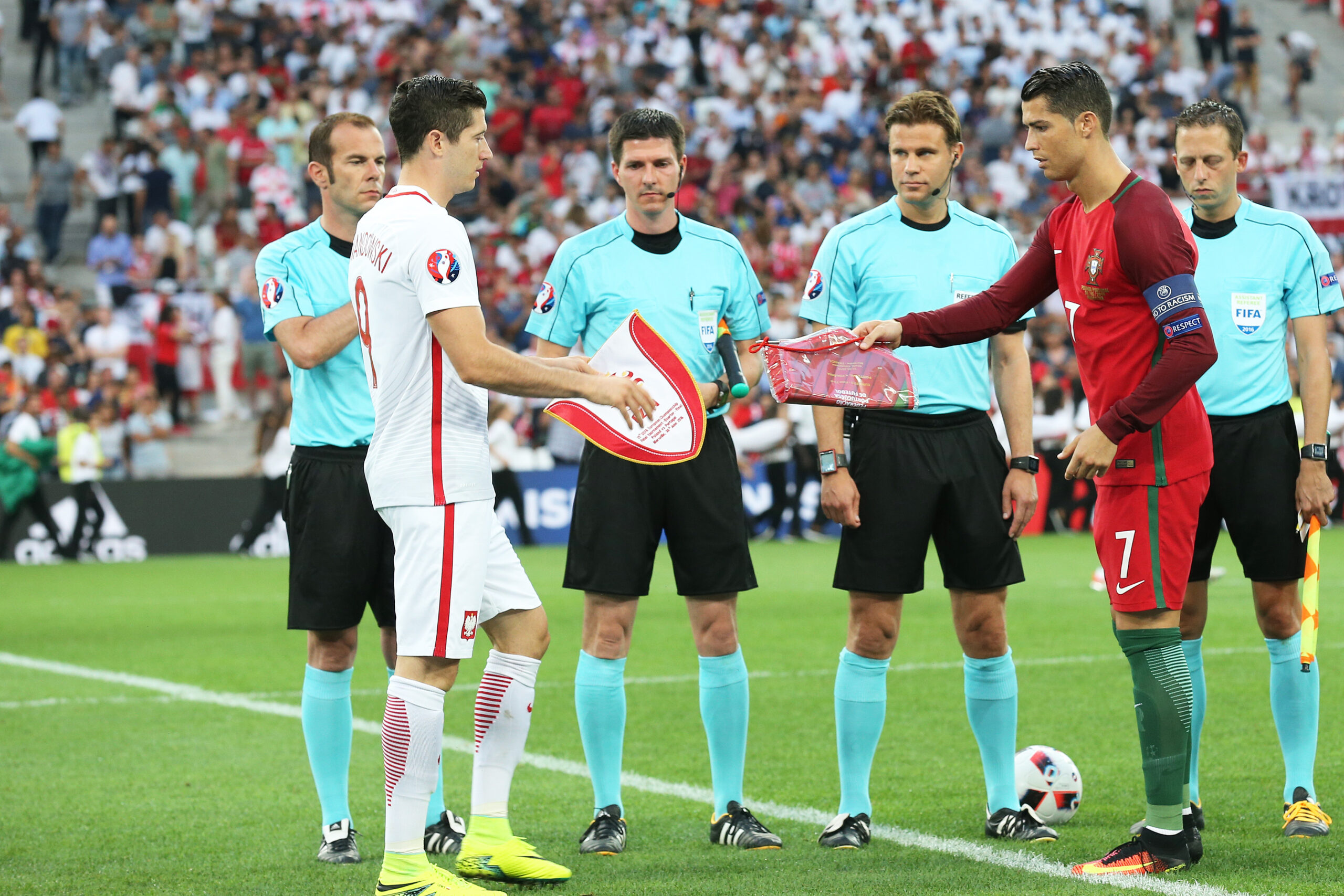 30.06.2016 MARSYLIA, FRANCJA (MARSELLIE, FRANCE)
STAD DE VELODROME
PILKA NOZNA (FOOTBALL)
UEFA EURO 2016 MISTRZOSTWA EUROPY W PILCE NOZNEJ (UEFA EURO 2016)
1/4 FINALU - CWIERCFINAL (QUATER FINAL)
MECZ (GAME) POLSKA - PORTUGALIA (POLAND - PORTUGAL)
NZ ROBERT LEWANDOWSKI, CRISTIANO RONALDO,Image: 431364476, License: Rights-managed, Restrictions: , Model Release: no, Credit line: CYFRASPORT / Forum