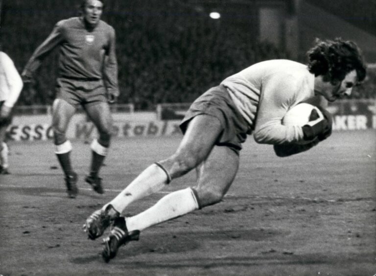 Oct. 10, 1973 - England Out Of The World Cup: England went out of the World Cup finals, when they could only draw 1-1 with Poland at Wembley last night. Photo Shows: Poland&#039;s goalkeeper Jan Tomaszewski, who had an excellent game, and was only beaten onece - by a penalty - gathers the ball during last night&#039;s match at Wembley. (Credit Image: Keystone Pictures USA/ZUMAPRESS),Image: 473123954, License: Rights-managed, Restrictions: Contributor country restriction: Worldwide, Worldwide, Worldwide, Worldwide, Worldwide, Worldwide.
Contributor usage restriction: Advertising and promotion, Consumer goods, Direct mail and brochures, Indoor display, Internal business usage, Commercial electronic.
Contributor media restriction: {A6EBC502-2847-4148-AD94-4846CDBB353C}, {A6EBC502-2847-4148-AD94-4846CDBB353C}, {A6EBC502-2847-4148-AD94-4846CDBB353C}, {A6EBC502-2847-4148-AD94-4846CDBB353C}, {A6EBC502-2847-4148-AD94-4846CDBB353C}, {A6EBC502-2847-4148-AD94-4846CDBB353C}., Cena minimalna 50 PLN, Model Release: no, Credit line: Keystone Press / Alamy / Alamy / Forum