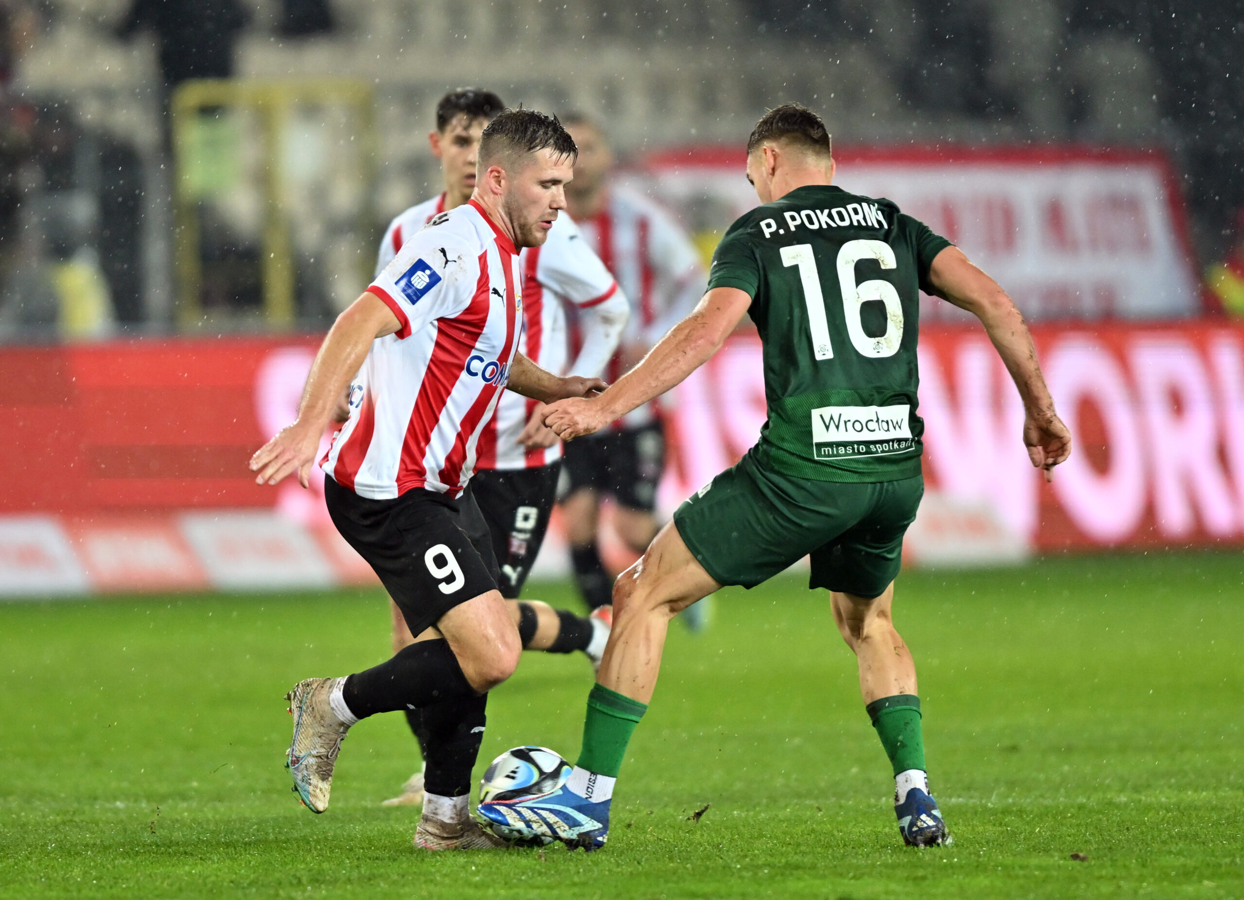 Krakow, 10.11.2023 r. Mecz 15. kolejki PKO Ekstraklasy rozegrany w Krakowie pomiedzy Cracovia i Slask Wroclaw. Wynik meczu 0:1 dla Slaska Wroclaw.  N/z: Benjamin Kallman (L) Peter Pokorny (P),Image: 821174642, License: Rights-managed, Restrictions: , Model Release: no, Credit line: Alex Kuhn / ArtService / Forum