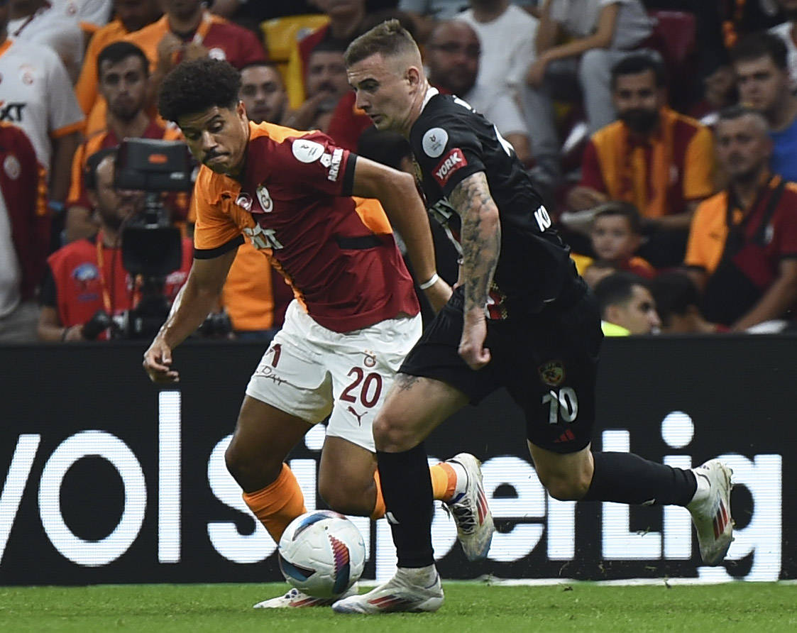 Gabriel Sara L of Galatasaray and Kacper Kozlowski of Gaziantep FK during the Turkish Super League match between Galatasaray and Gaziantep FK at Rams Park Stadium on September 17, 2024 in Istanbul, Turkey. Istanbul Rams Park Stadium Turkey Copyright: xx Galatasaray-Gaziantep-17924 76,Image: 909262092, License: Rights-managed, Restrictions: , Model Release: no, Credit line: Seskimphoto / imago sport / Forum