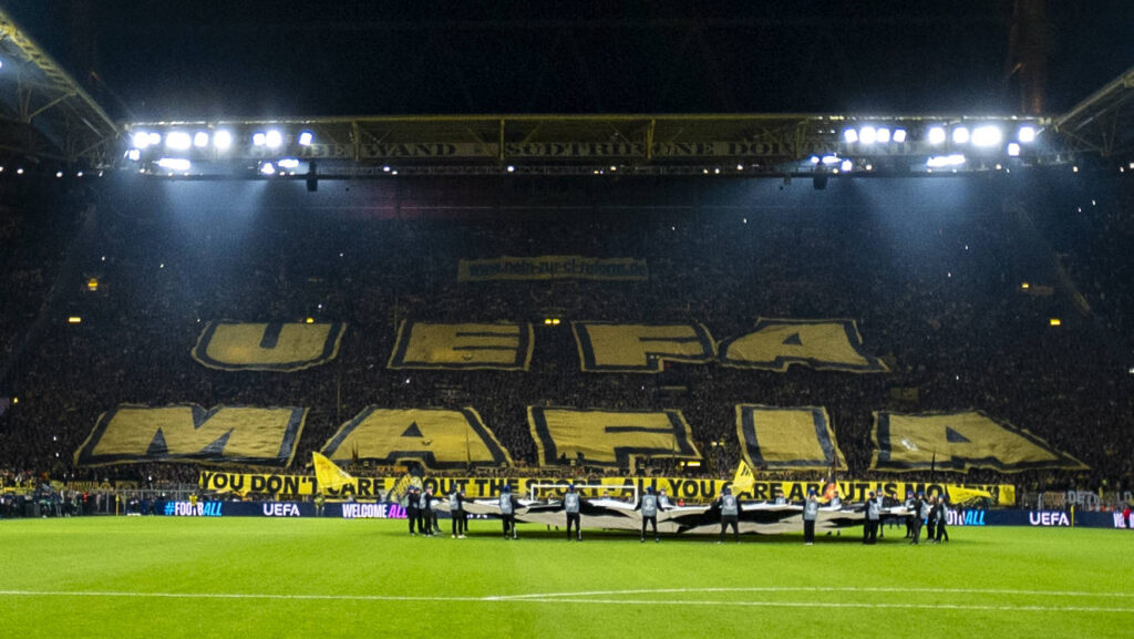 01.10.2024, Borussia Dortmund vs. Celtic Glasgow, UEFA Champions League, 2. Spieltag Die Dortmunder Fans auf der Südtribüne zeigen eine Choreografie mit der Aufschrift UEFA MAFIA. *** 01 10 2024, Borussia Dortmund vs Celtic Glasgow, UEFA Champions League, matchday 2 The Dortmund fans in the south stand show a choreography with the inscription UEFA MAFIA Copyright: xDavidxInderliedx,Image: 914840682, License: Rights-managed, Restrictions: , Model Release: no, Credit line: David Inderlied / imago sport / Forum