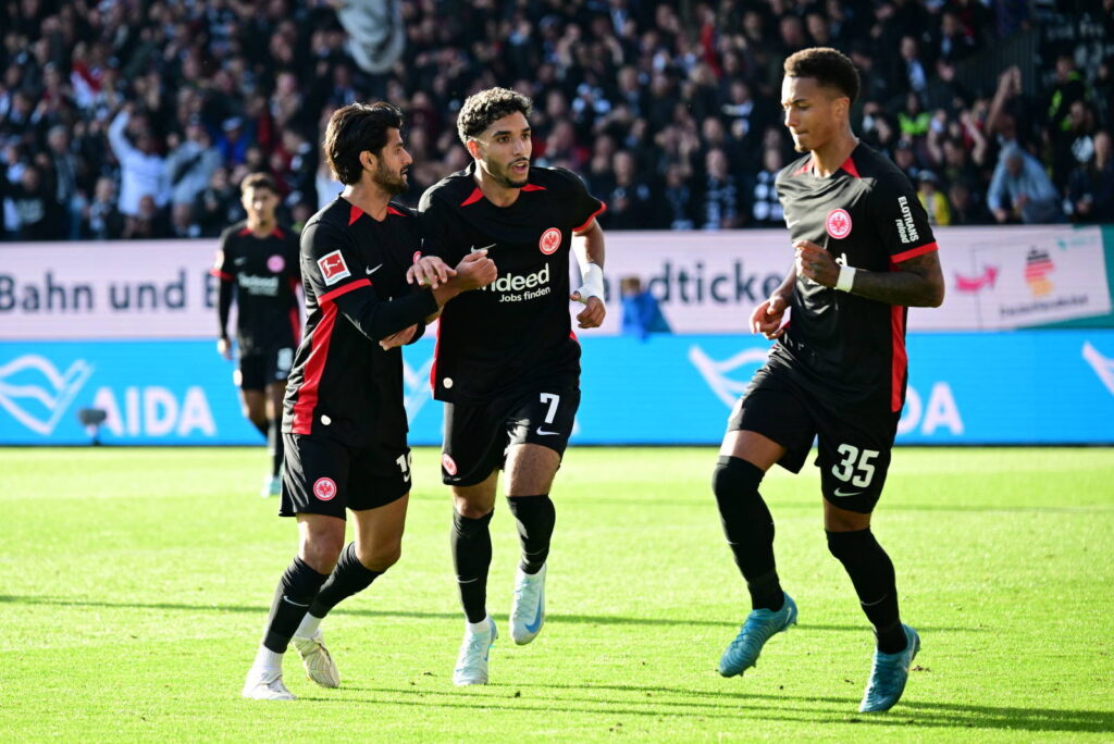 Fussball I Herren I 1. Bundesliga l Holstein Kiel - Eintracht Frankfurt I 05. Spieltag I Saison 2024-2025 I KSV I 29.09.2024 I Frankfurt Torjubel zum 4:2 v.l. Dahoud Mahmoud Eintr. Frankfurt , Marmoush Omar Eintr. Frankfurt und der Torschuetze Tuta Eintr. Frankfurt , Sportplatz : Kieler-Holstein-Stadion, Kiel Schleswig-Holstein Deutschland *** Soccer I Men I 1 Bundesliga l Holstein Kiel Eintracht Frankfurt I 05 Matchday I Season 2024 2025 I KSV I 29 09 2024 I Frankfurt Goal celebration to 4 2 v l Dahoud Mahmoud Eintr Frankfurt , Marmoush Omar Eintr Frankfurt and the goal scorer Tuta Eintr Frankfurt , Sportplatz Kieler Holstein Stadion, Kiel Schleswig Holstein Germany,Image: 915403662, License: Rights-managed, Restrictions: , Model Release: no, Credit line: KBS-Picture  Kalle Meincke / imago sport / Forum