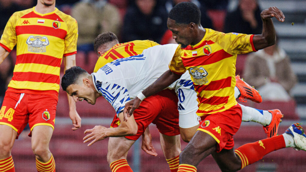 Soccer Football - Europa Conference League - FC Copenhagen v Jagiellonia Bialystok - Parken, Copenhagen, Denmark - October 3, 2024 FC Copenhagen&#039;s Mohamed Elyounoussi in action with Jagiellonia Bialystok&#039;s Aurelien Nguiamba Liselotte Sabroe/Ritzau Scanpix,Image: 916052410, License: Rights-managed, Restrictions: DENMARK OUT. NO COMMERCIAL OR EDITORIAL SALES IN DENMARK 
THIS IMAGE WAS PROVIDED BY A THIRD PARTY., Model Release: no, Credit line: Ritzau Scanpix Denmark / Reuters / Forum