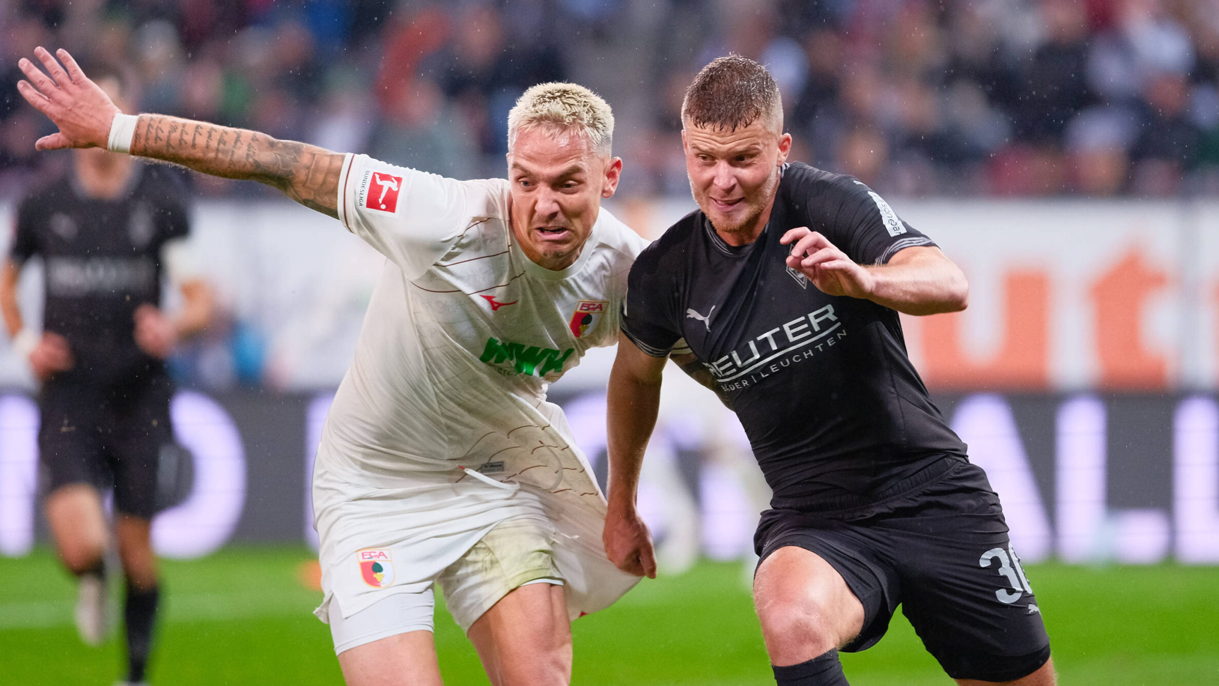 Phillip Tietz 21, FC Augsburg und Nico Elvedi 30, Borussia Mönchengladbach beim Spiel FC Augsburg v Borussia Mönchengladbach, Fußball, Herren, Bundesliga, 2024/2025, 6.Spieltag am 04.10.2024 in Augsburg, WWK-Arena. DFL and DFB regulations prohibit any use of photographs as image sequences and/or quasi-video. Bayern Deutschland *** Phillip Tietz 21, FC Augsburg and Nico Elvedi 30, Borussia Mönchengladbach at the match FC Augsburg v Borussia Mönchengladbach, Soccer, Men, Bundesliga, 2024 2025, Matchday 6 on 04 10 2024 in Augsburg, WWK Arena DFL and DFB regulations prohibit any use of photographs as image sequences and or quasi video Bayern Germany,Image: 916482412, License: Rights-managed, Restrictions: , Model Release: no, Credit line: DiZ-PiX / imago sport / Forum