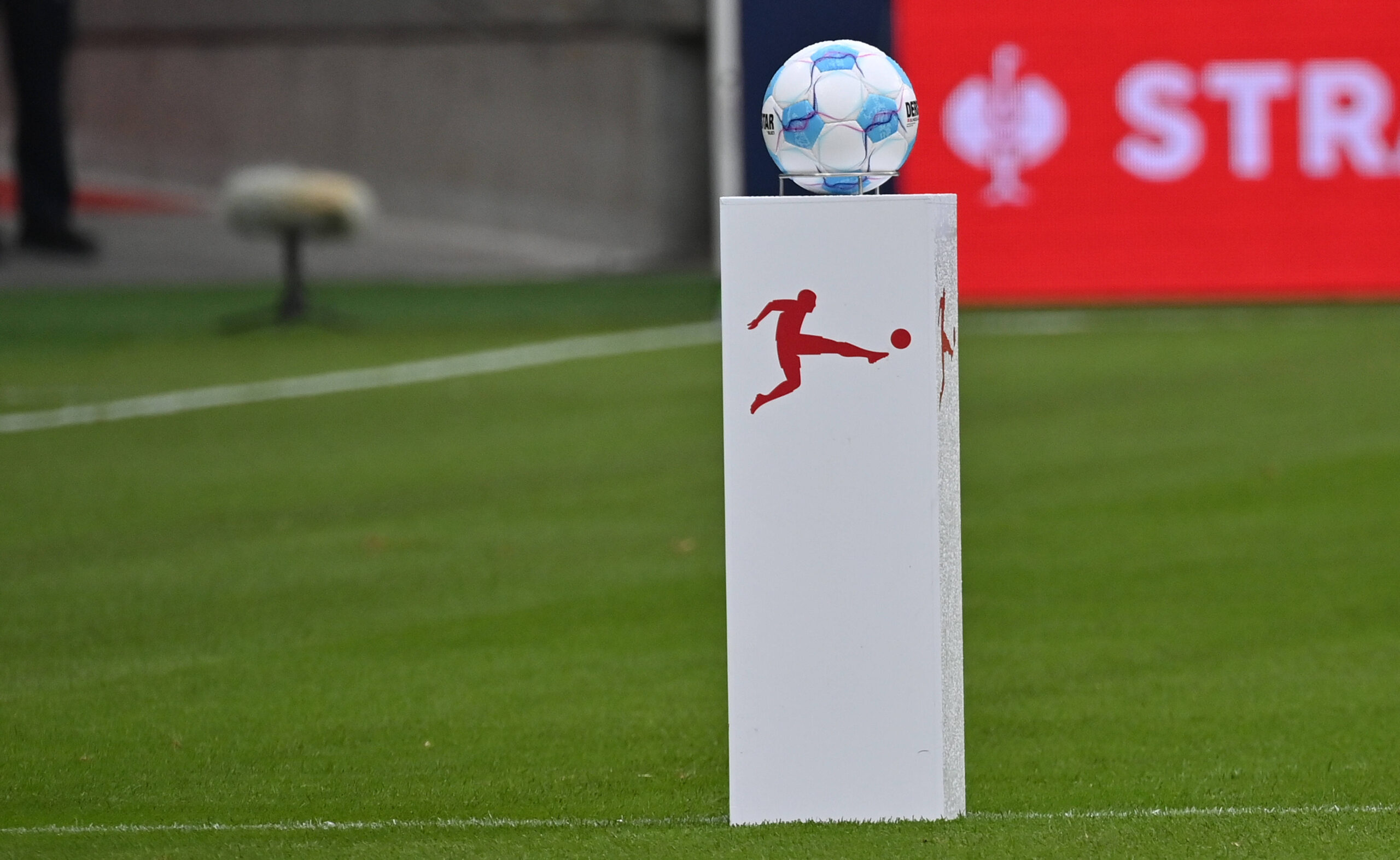 06.10.2024, xjrdrx, Fussball 1.Bundesliga, Eintracht Frankfurt - Bayern München emspor, v.l. DFL Logo Ball Branding DFL/DFB REGULATIONS PROHIBIT ANY USE OF PHOTOGRAPHS as IMAGE SEQUENCES and/or QUASI-VIDEO Frankfurt am Main *** 06 10 2024, xjrdrx, Soccer 1 Bundesliga, Eintracht Frankfurt Bayern Munich emspor, v l DFL Logo Ball Branding DFL DFB REGULATIONS PROHIBIT ANY USE OF PHOTOGRAPHS as IMAGE SEQUENCES and or QUASI VIDEO Frankfurt am Main,Image: 918178742, License: Rights-managed, Restrictions: , Model Release: no, Credit line: Jerry Andre / imago sport / Forum