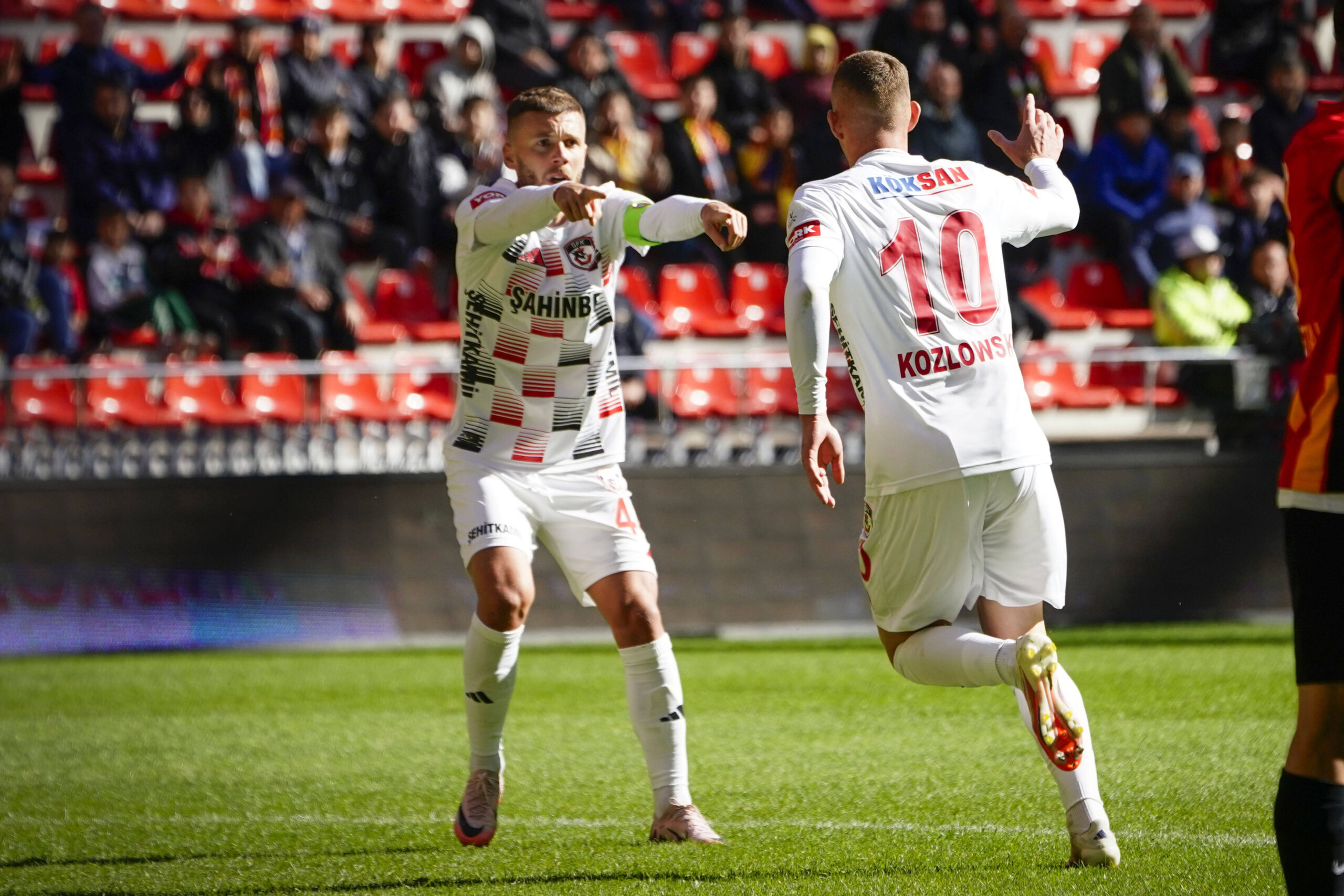 Kacper Kozlowski 10 of Gaziantep FK celebrates after scoring the second goal of his team with teammates during the Turkish Super League match between Kayserispor and Gaziantep FK at RHG Enerturk Enerji Stadium of Kayseri , Turkey on October 19 , 2024. Kayserispor v Gaizntep FK - Turkish Super League,Image: 924713481, License: Rights-managed, Restrictions: PUBLICATIONxNOTxINxTUR, Model Release: no, Credit line: Seskimphoto / imago sport / Forum