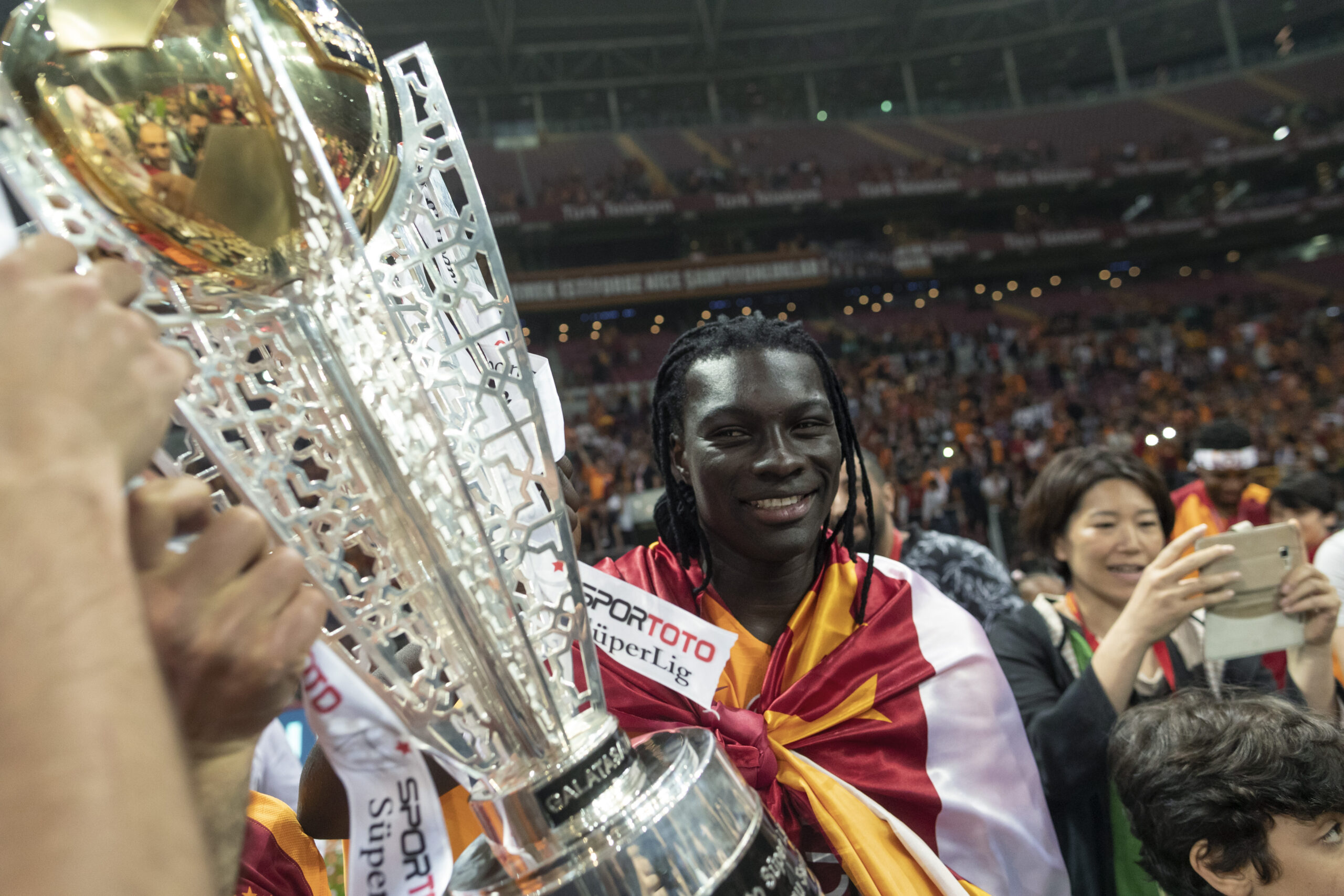 Turkey, Istanbul. May 20, 2018. Bafetimbi Gomis poses with the cup to celebrate with supporters their 21st national championship title in the Turkish Super Lig and their return to the Champions League.

20.05.2018 Stambul
Pilka nozna Liga Turecka
Galatasaray Stambul mistrzem Turcji
Foto: Arnaud Andrieu / Sipa / Pressfocus
POLAND ONLY!!!