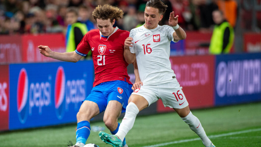 Alex Kral of Czechia fights for the ball with Michal Karbownik of Poland during the UEFA European Qualifiers Group E match between Czechia and Poland at Fortuna Arena in Prague, Czech Republic on March 24, 2023 (Photo by Andrew SURMA/ SIPA USA).
2023.03.24 Praga
pilka nozna eliminacje EURO 2024
Czechy - Polska
Foto Andrew SURMA/SIPA USA/PressFocus

!!! POLAND ONLY !!!