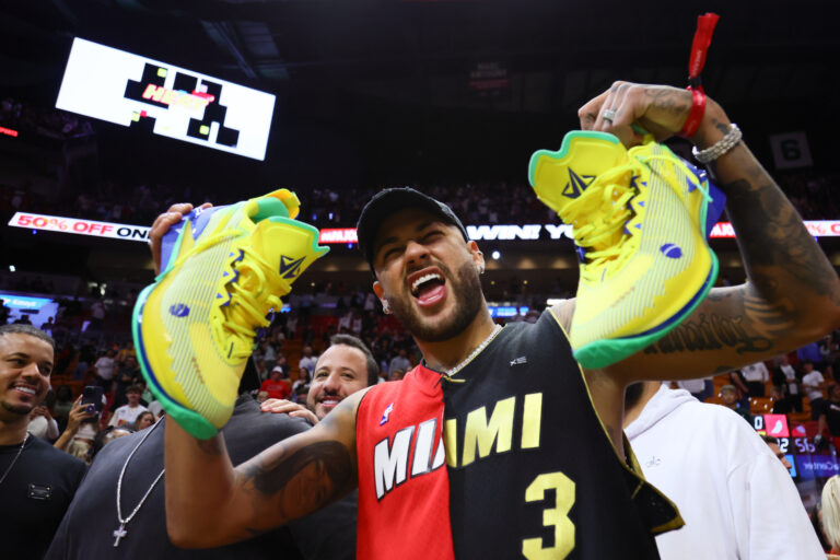 Mar 29, 2024; Miami, Florida, USA;  Brazilian professional soccer player Neymar Jr. reacts after receiving a pair of shoes from Miami Heat forward Jimmy Butler (not pictured) after the game against the Portland Trail Blazers at Kaseya Center. Mandatory Credit: Sam Navarro-USA TODAY Sports/Sipa USA
2024.03.29 Miami
Koszykowka Liga NBA
NBA: Portland Trail Blazers at Miami Heat
Foto Sam Navarro-USA TODAY Sports/SIPA USA/PressFocus

!!! POLAND ONLY !!!