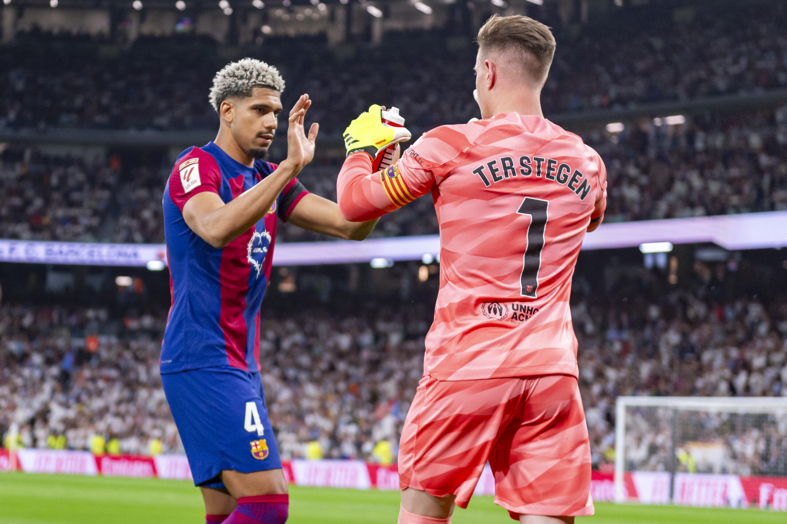 Ronald Araujo of FC Barcelona (L) seen cheering Marc Andre Ter Stegen of FC Barcelona (R) during the La Liga EA Sports 2023/24 football match between Real Madrid vs FC Barcelona at Estadio Santiago Bernabeu. Real Madrid 3 : 2 FC Barcelona (Photo by Alberto Gardin / SOPA Images/Sipa USA)
2024.04.21 Madryt
pilka nozna , liga hiszpanska
Real Madryt - FC Barcelona
Foto Alberto Gardin/SOPA Images/SIPA USA/PressFocus

!!! POLAND ONLY !!!