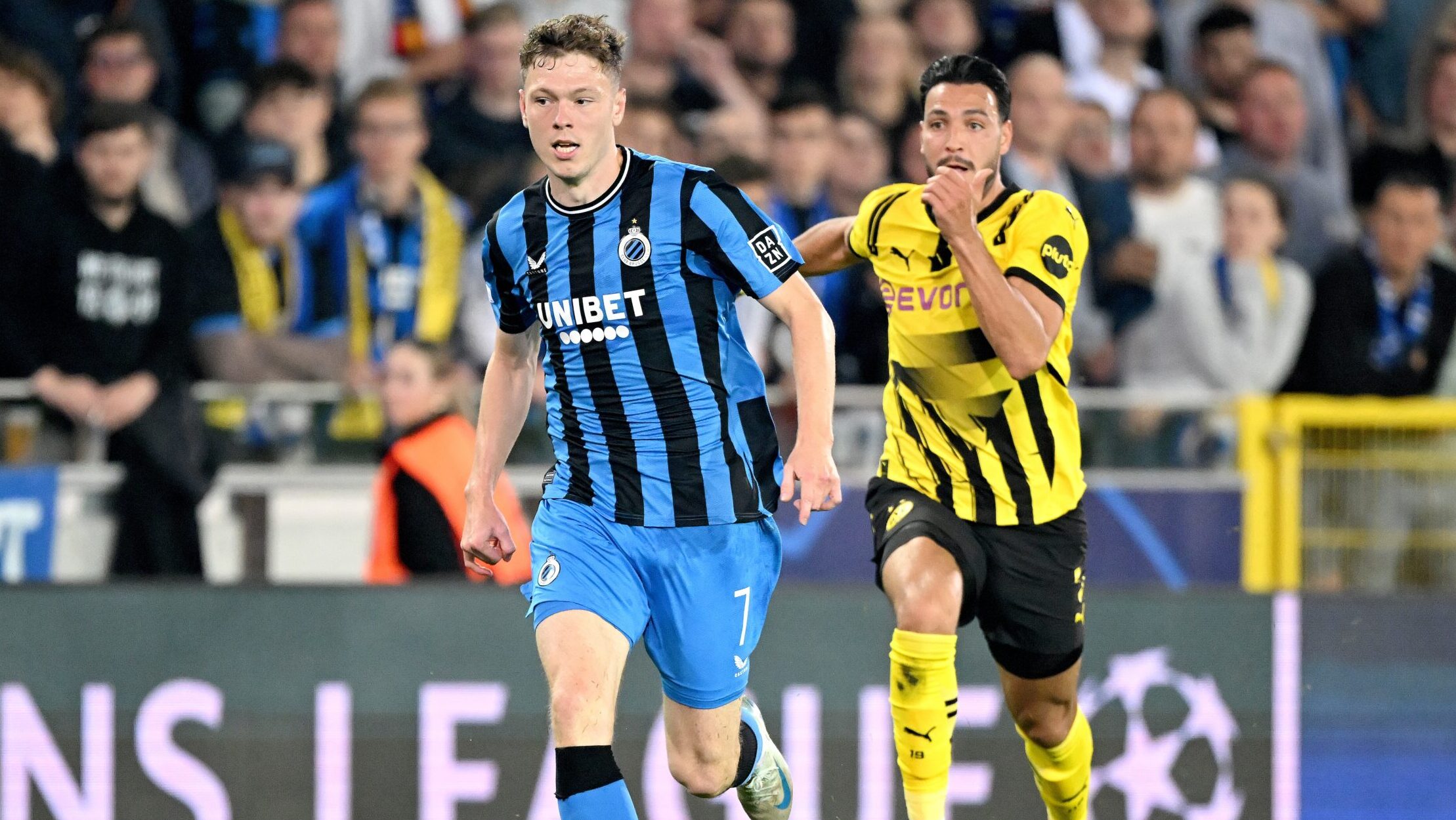 9/18/2024 - BRUGGE - (l-r) Andreas Skov Olsen of Club Brugge KV, Ramy Bensebaini of Borussia Dortmund during the UEFA Champions League match between Club Brugge and Borussia Dortmund at the Jan Breydel Stadium on Sept. 18, 2024 in Bruges, Belgi&#039;. ANP | Hollandse Hoogte | Gerrit van Keulen /ANP/Sipa USA
2024.09.18 Brugia
pilka nozna Liga Mistrzow
Club Brugge - Borussia Dortmund
Foto ANP/SIPA USA/PressFocus

!!! POLAND ONLY !!!