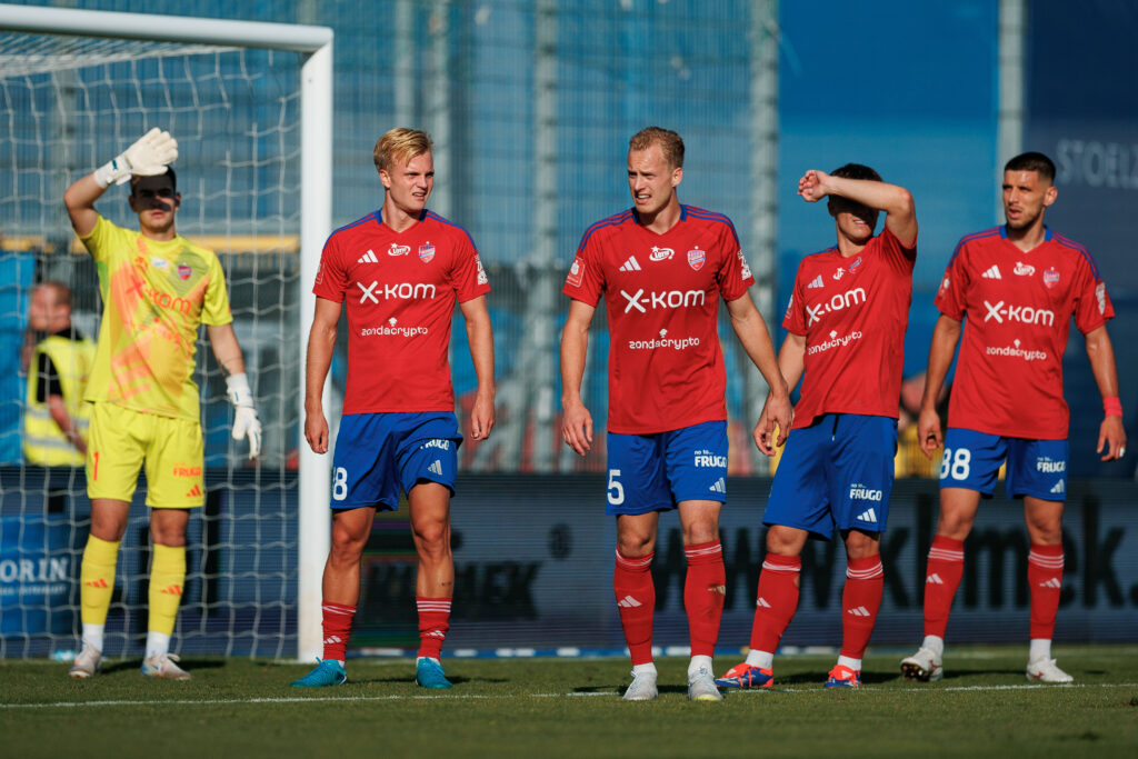 2024.09.22 Czestochowa
Pilka nozna PKO Ekstraklasa sezon 2024/2025
Rakow Czestochowa - KGHM Zaglebie Lubin
N/z Kacper Trelowski Jonatan Braut Brunes Gustav Berggren  Ariel Mosor Matej Rodin
Foto Tomasz Folta / PressFocus

2024.09.22 Czestochowa
Football PKO Ekstraklasa season 2024/2025
Rakow Czestochowa - KGHM Zaglebie Lubin
Kacper Trelowski Jonatan Braut Brunes Gustav Berggren  Ariel Mosor Matej Rodin
Credit: Tomasz Folta / PressFocus