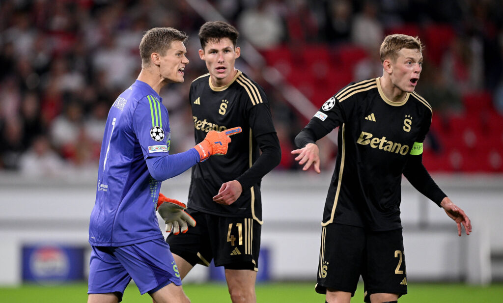 FUSSBALL CHAMPIONS LEAGUE SAISON 2024/2025 Vorrunde 2. Spieltag VfB Stuttgart - Sparta Prag 01.10.2024 Torwart Peter Vindahl li, Sparta Prag mit Martin Vitik mitte, Sparta Prag und Filip Panak re, Sparta Prag *** FOOTBALL CHAMPIONS LEAGUE SEASON 2024 2025 Preliminary Round 2 Matchday VfB Stuttgart Sparta Prague 01 10 2024 Goalkeeper Peter Vindahl left, Sparta Prague with Martin Vitik center, Sparta Prague and Filip Panak right, Sparta Prague
2024.10.01 Stuttgart
pilka nozna liga mistrzow
VfB Stuttgart - AC Sparta Praga
Foto IMAGO/PressFocus

!!! POLAND ONLY !!!