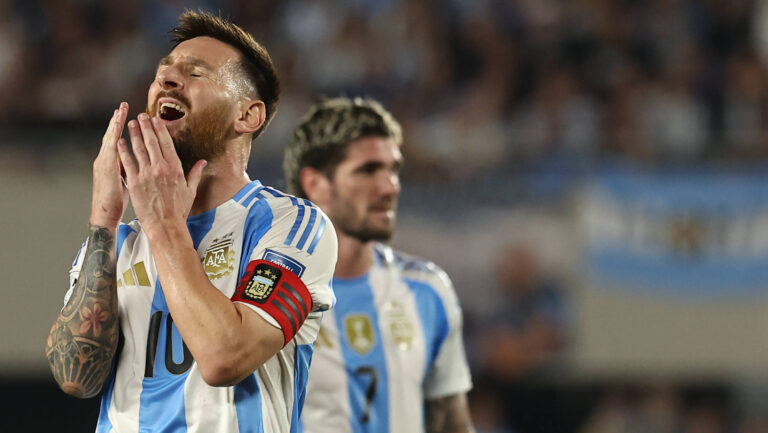 Argentina s forward Lionel Messi gestures during the South American qualification football match for the FIFA World Cup, WM, Weltmeisterschaft, Fussball 2026 agaoinst Bolivia at the Monumental stadium in Buenos Aires on October 15, 2024. BUENOS AIRES ARGENTINA *** Argentina s forward Lionel Messi gestures during the South American qualification football match for the FIFA World Cup 2026 agaoinst Bolivia at the Monumental stadium in Buenos Aires on October 15, 2024 BUENOS AIRES ARGENTINA Copyright: xALEJANDROxPAGNIx
2024.10.15 Buenos Aires
pilka nozna kwalifikacje mistrzostw swiata
Argentyna - Boliwia
Foto IMAGO/PressFocus

!!! POLAND ONLY !!!