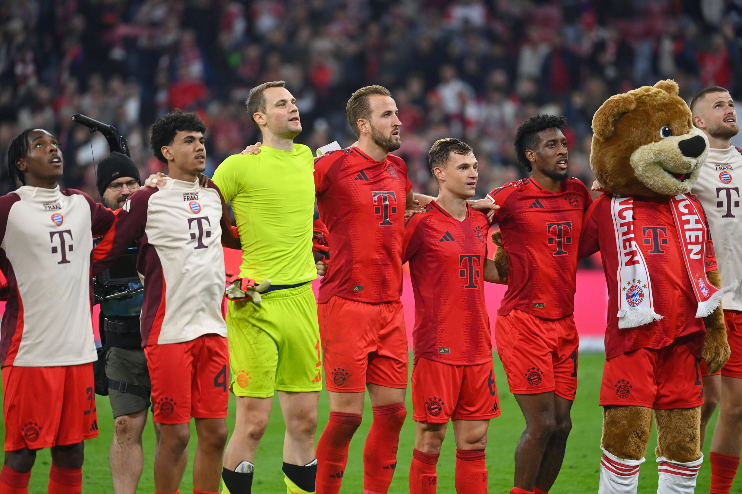 Schlussjubel Teamfoto,Team,Mannschaft,Mannschaftsfoto, v.li:Mathys TEL FCB,Adam AZNOU Bayern Muenchen, Manuel NEUER Torwart Bayern Muenchen, Harry KANE Bayern Muenchen, Joshua KIMMICH Bayern Muenchen,Kingsley COMAN Bayern Muenchen,Maskottchen Berni und Eric DIER Bayern Muenchen. Fussball 1. Bundesliga Saison 2024/2025, 7.Spieltag, Spieltag07 FC Bayern Muenchen -VfB Stuttgart 4-0, am 19.10..2024, A L L I A N Z A R E N A. *** Final cheer team photo,team,team,team photo, from left Mathys TEL FCB ,Adam AZNOU Bayern Muenchen , Manuel NEUER goalkeeper Bayern Muenchen , Harry KANE Bayern Muenchen , Joshua KIMMICH Bayern Muenchen ,Kingsley COMAN Bayern Muenchen ,Mascots Berni and Eric DIER Bayern Muenchen Soccer 1 Bundesliga Season 2024 2025, 7 Matchday, Matchday07 FC Bayern Muenchen VfB Stuttgart 4 0, on 19 10 2024, A L L I A N Z A R E N A
2024.10.19 Monachium
pilka nozna liga niemiecka
Bayern Monachium - VfB Stuttgart
Foto IMAGO/PressFocus

!!! POLAND ONLY !!!