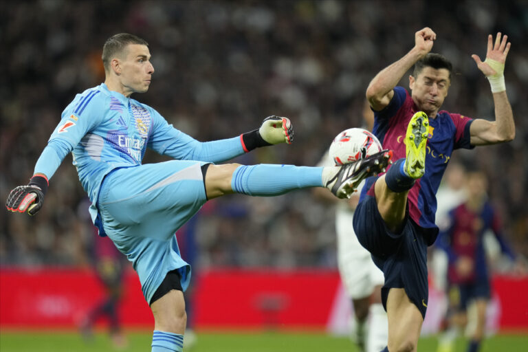 Andriy Lunin of Real Madrid CF and Robert Lewandowski of FC Barcelona during the La Liga EA Sports match between Real Madrid and FC Barcelona played at Santiago Bernabeu Stadium on October 26, 2024 in Madrid, Spain. (Photo by Cesar Cebolla / PRESSINPHOTO)
2024.10.26 Madryt
pilka nozna liga hiszpanska
Real Madryt - FC Barcelona
Foto Cesar Cebolla/PRESSINPHOTO/SIPA USA/PressFocus

!!! POLAND ONLY !!!