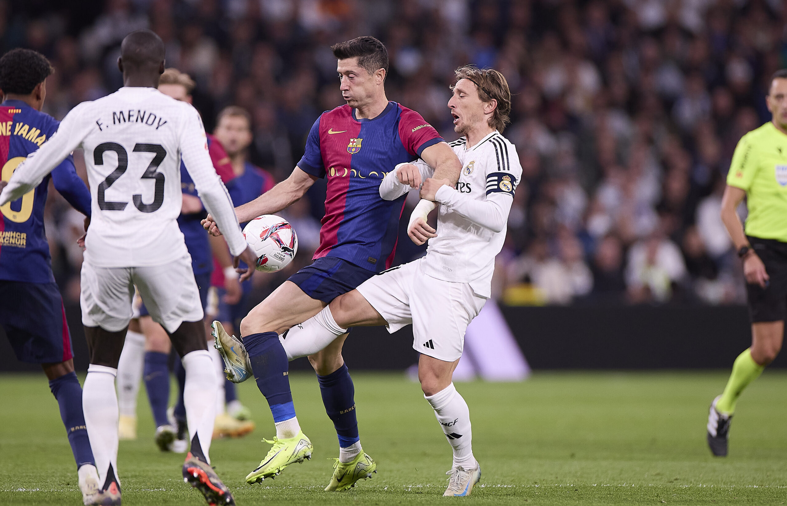 Robert Lewandowski (L) of FC Barcelona and Luka Modric (R) of Real Madrid CF seen in action during the 2024/2025 La Liga EA Sports week 11 football match between Real Madrid CF and FC Barcelona at Santiago Bernabeu stadium. Final score: Real Madrid CF 0 : 4 FC Barcelona (Photo by Federico Titone / SOPA Images/Sipa USA)
2024.10.26 Madryt
pilka nozna liga hiszpanska
Real Madryt - FC Barcelona
Foto Federico Titone/SOPA Images/SIPA USA/PressFocus

!!! POLAND ONLY !!!