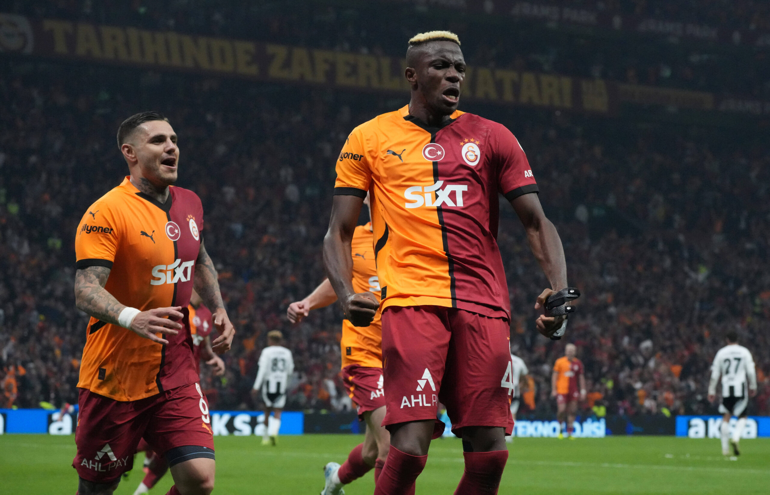 Victor Osimhen R of Galatasaray celebrates after scoring the second goal of his team with Mauro Icardi L during the Turkish Super League derby match between Galatasaray and Besiktas at Rams Park Stadium in Istanbul , Turkey on October 28 , 2024.  Photo by Seskimphoto  Istanbul Turkey Istanbul Turkey Copyright: xSeskimphotox GSaray-Besiktas-281024 167
2024.10.28 Stambul
pilka nozna liga turecka
Galatasaray - Besiktas
Foto IMAGO/PressFocus

!!! POLAND ONLY !!!