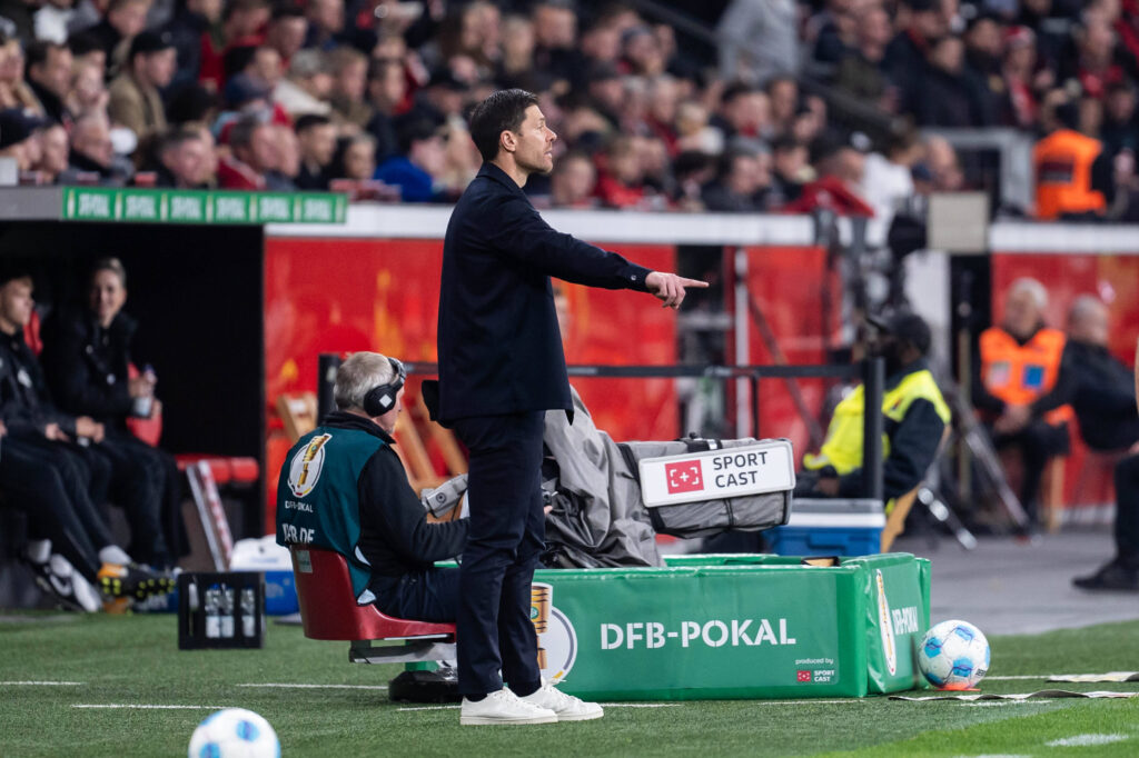 GER, DFB Pokal, zweite Runde, Bayer 04 Leverkusen vs SV Elversberg / 29.10.2024, BayArena, Leverkusen, GER, DFB Pokal, zweite Runde, Bayer 04 Leverkusen vs SV Elversberg Im Bild: Xabi Alonso Chef-Trainer / Head-Coach, Bayer 04 Leverkusen Gestik, Mimik, Emotionen in der Cochingzone am Spielfeldrand, *** GER, DFB Pokal, second round, Bayer 04 Leverkusen vs SV Elversberg 29 10 2024, BayArena, Leverkusen, GER, DFB Pokal, second round, Bayer 04 Leverkusen vs SV Elversberg In the picture Xabi Alonso Head Coach Head Coach, Bayer 04 Leverkusen Gestures, facial expressions, emotions in the coching zone on the sidelines, nordphotoxGmbHxx/xChristianxSchulze nph000300
2024.10.29 
pilka nozna puchar niemiec
DFB-Pokal 2024/2025
Foto IMAGO/PressFocus

!!! POLAND ONLY !!!