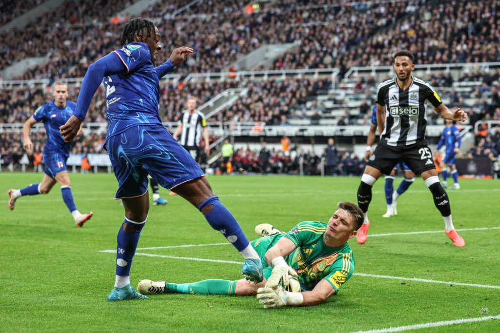 Nick Pope of Newcastle United slides in to win the ball from Axel Disasi of Chelsea during the Carabao Cup Last 16 match Newcastle United vs Chelsea at St. James&#039;s Park, Newcastle, United Kingdom, 30th October 2024

(Photo by Mark Cosgrove/News Images) in Newcastle, United Kingdom on 10/30/2024. (Photo by Mark Cosgrove/News Images/Sipa USA)
2024.10.30 Newcastle
pilka nozna Puchar Ligi Angielskiej
Newcastle United - Chelsea Londyn
Foto Mark Cosgrove/News Images/SIPA USA/PressFocus

!!! POLAND ONLY !!!