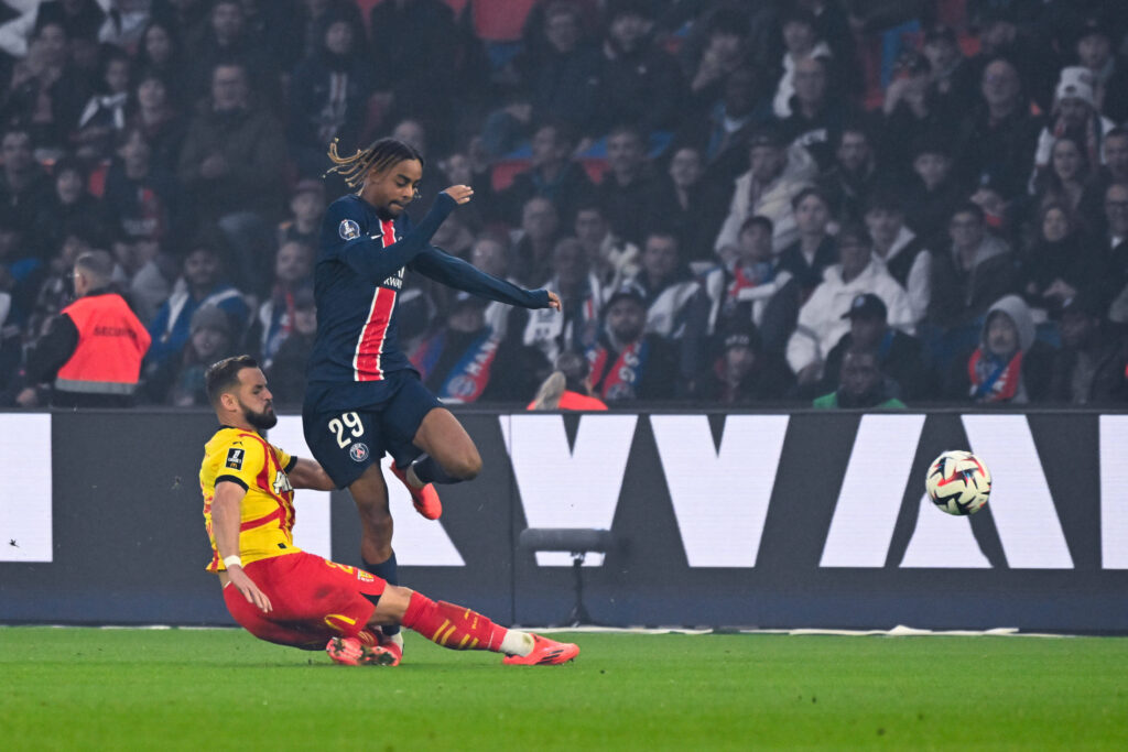 Bradley Barcola ( 29 - PSG ) and Jonathan GRADIT ( 24 - Lens ) during the Ligue 1 match between Paris Saint Germain and Racing Club de Lens at Parc Des Princes on November 02, 2024 in Paris, France. ( Photo by federico pestellini / panoramic ) - - photo :  Federico Pestellini / Federico Pestellini / Panoramic / SIPA /299776_0128//Credit:Panoramic/SIPA/2411022019

02.11.2024 
pilka nozna liga francuska
Paris Saint Germain - RC Lens
Foto Panoramic/SIPA/SIPA / Sipa / PressFocus 
POLAND ONLY!!