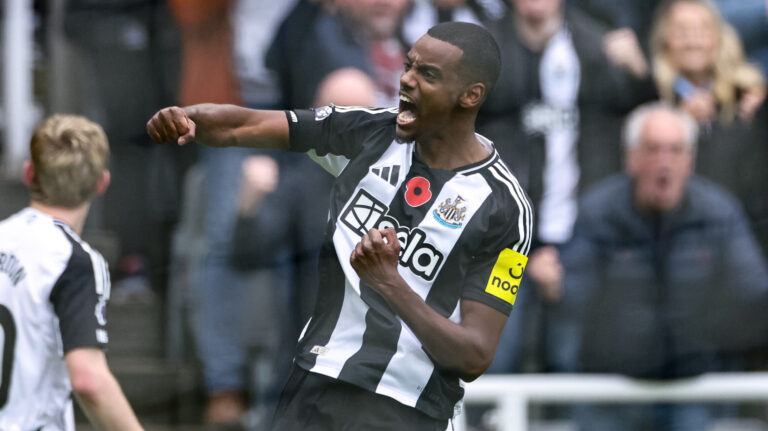 Alexander Isak of Newcastle United celebrates his goal to make it 1-0 during the Premier League match Newcastle United vs Arsenal at St. James&#039;s Park, Newcastle, United Kingdom, 2nd November 2024

(Photo by Mark Cosgrove/News Images) in Newcastle, United Kingdom on 11/2/2024. (Photo by Mark Cosgrove/News Images/Sipa USA)
2024.11.02 Newcastle
pilka nozna liga angielska
Newcastle United - Arsenal
Foto Mark Cosgrove/News Images/SIPA USA/PressFocus

!!! POLAND ONLY !!!