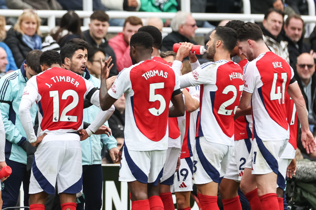 Mikel Arteta manager of Arsenal speaks to his players during a break in play during the Premier League match Newcastle United vs Arsenal at St. James&#039;s Park, Newcastle, United Kingdom, 2nd November 2024

(Photo by Mark Cosgrove/News Images) in Newcastle, United Kingdom on 11/2/2024. (Photo by Mark Cosgrove/News Images/Sipa USA)
2024.11.02 Newcastle
pilka nozna liga angielska
Newcastle United - Arsenal
Foto Mark Cosgrove/News Images/SIPA USA/PressFocus

!!! POLAND ONLY !!!