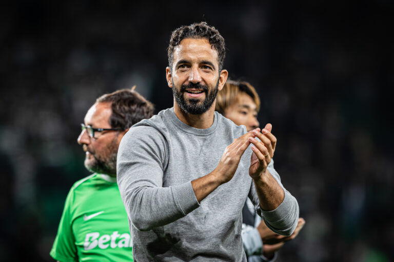 Ruben Amorim, Head Coach of Sporting CP, acknowledges the fans on his last home match as manager at the end of the UEFA Champions League 2024/25 League Phase MD4 match between Sporting Clube de Portugal and Manchester City at Estadio Jose Alvalade. (Final score: Sporting CP 4 - 1 CF Manchester City) (Photo by David Martins / SOPA Images/Sipa USA)
2024.11.05 Lizbona
pilka nozna liga mistrzow
Sporting Lizbona - Manchester City
Foto David Martins/SOPA Images/SIPA USA/PressFocus

!!! POLAND ONLY !!!