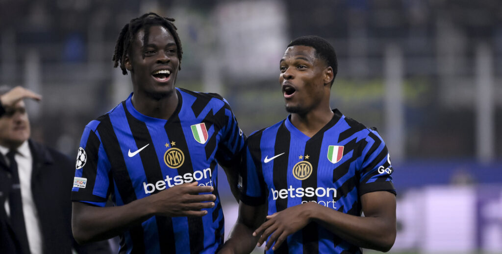 Yann Aurel Bisseck and Denzel Dumfries of FC Internazionale celebrate at the end of the UEFA Champions League 2024/2025 football match between FC Internazionale and Arsenal FC at San Siro stadium in Milano (Italy), November 6, 2024./Sipa USA *** No Sales in France and Italy ***
2024.11.06 Mediolan
pilka nozna liga mistrzow
Inter Mediolan - Arsenal Londyn
Foto Andrea Staccioli/Insidefoto/SIPA USA/PressFocus

!!! POLAND ONLY !!!