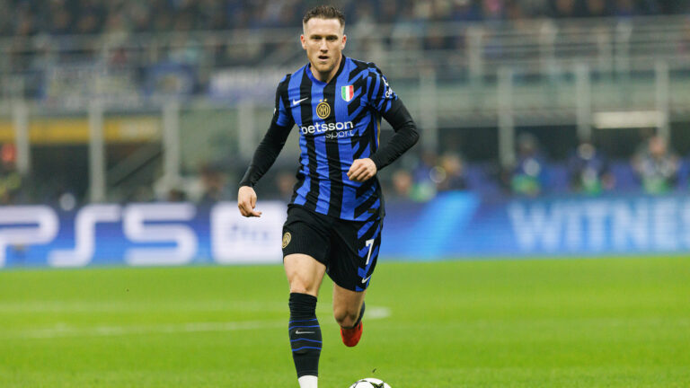 Piotr Zielinski (Internazionale Milano) seen in action during the UEFA Champions League game between teams of  Internazionale Milano and Arsenal FC. Final score; Internazionale Milano 1:0 Arsenal FC (Photo by Maciej Rogowski / SOPA Images/Sipa USA)
2024.11.06 Mediolan
pilka nozna liga mistrzow
Inter Mediolan - Arsenal Londyn
Foto Maciej Rogowski/SOPA Images/SIPA USA/PressFocus

!!! POLAND ONLY !!!