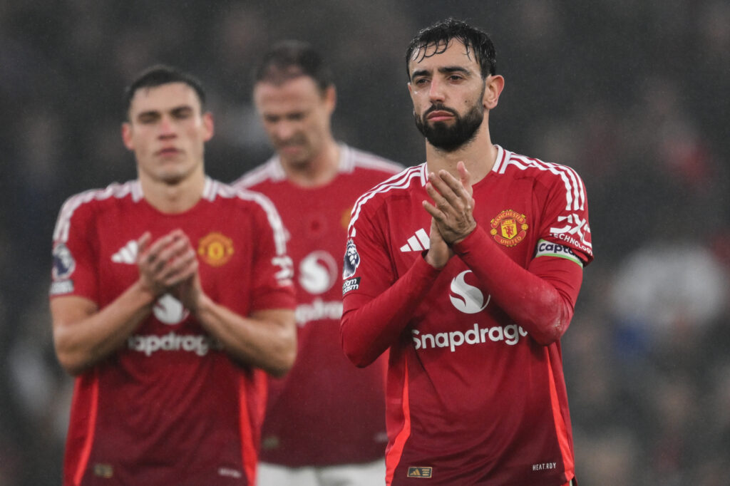 Bruno Fernandes of Manchester United applauds the home fans after the Premier League match Manchester United vs Leicester City at Old Trafford, Manchester, United Kingdom, 10th November 2024

(Photo by Craig Thomas/News Images) in Manchester, United Kingdom on 11/10/2024. (Photo by Craig Thomas/News Images/Sipa USA)
2024.11.10 Manchester
pilka nozna liga angielska
Manchester United - Leicester City
Foto News Images/SIPA USA/PressFocus

!!! POLAND ONLY !!!