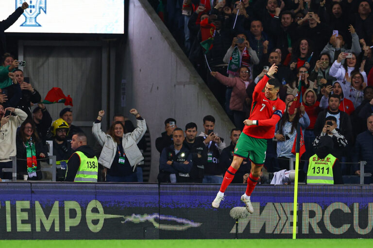 2024.11.15 Porto
pilka nozna UEFA Liga Narodow
Portugalia - Polska
N/z bramka gol radosc na 2-0 Cristiano Ronaldo rzut karny (penalty kick)
Foto Pawel Andrachiewicz / PressFocus

2024.11.15 Warsaw
Football - UEFA Nations League
Portugal - Poland
bramka gol radosc na 2-0 Cristiano Ronaldo rzut karny (penalty kick)
Credit: Pawel Andrachiewicz / PressFocus