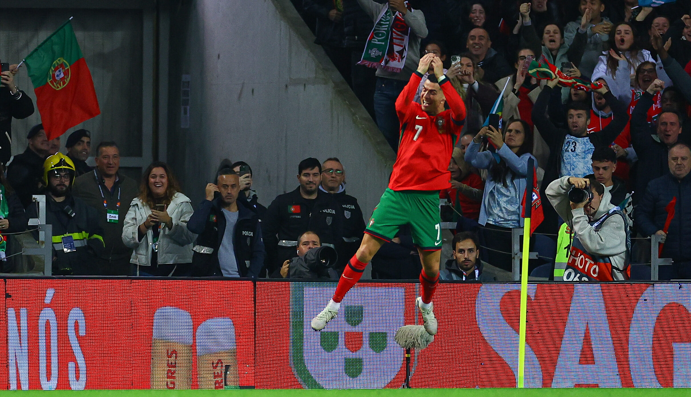 2024.11.15 Porto
pilka nozna UEFA Liga Narodow
Portugalia - Polska
N/z bramka gol radosc na 5-0 Cristiano Ronaldo
Foto Pawel Andrachiewicz / PressFocus

2024.11.15 Warsaw
Football - UEFA Nations League
Portugal - Poland
bramka gol radosc na 5-0 Cristiano Ronaldo
Credit: Pawel Andrachiewicz / PressFocus