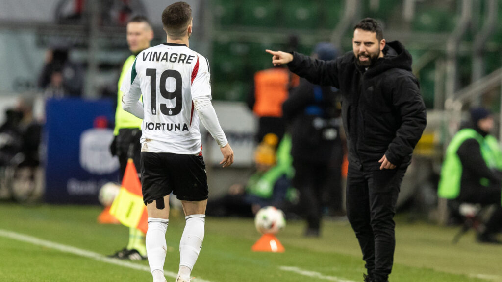 2024.11.23 Warszawa
pilka nozna PKO Ekstraklasa sezon 2024/2025
Legia Warszawa - Cracovia
N/z Ruben Vinagre (Legia), Goncalo Feio (Legia)
Foto Tomasz Jastrzebowski / Foto Olimpik / PressFocus

2024.11.23 Warszawa
Football - Polish PKO Ekstraklasa season 2024/2025
Legia Warszawa - Cracovia
Ruben Vinagre (Legia), Goncalo Feio (Legia)
Credit: Tomasz Jastrzebowski / Foto Olimpik / PressFocus