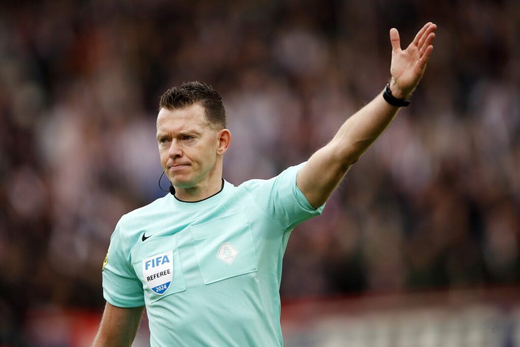 11/24/2024 - TILBURG - Referee Allard Lindhout during the Dutch Eredivisie match between Willem II and NAC Breda at the Koning Willem II Stadium on Nov. 24, 2024 in Tilburg, Netherlands. ANP BART STOUTJESDIJK /ANP/Sipa USA
2024.11.24 Tilburg
pilka nozna liga holenderska
Willem II Tilburg - NAC Breda
Foto ANP/SIPA USA/PressFocus

!!! POLAND ONLY !!!