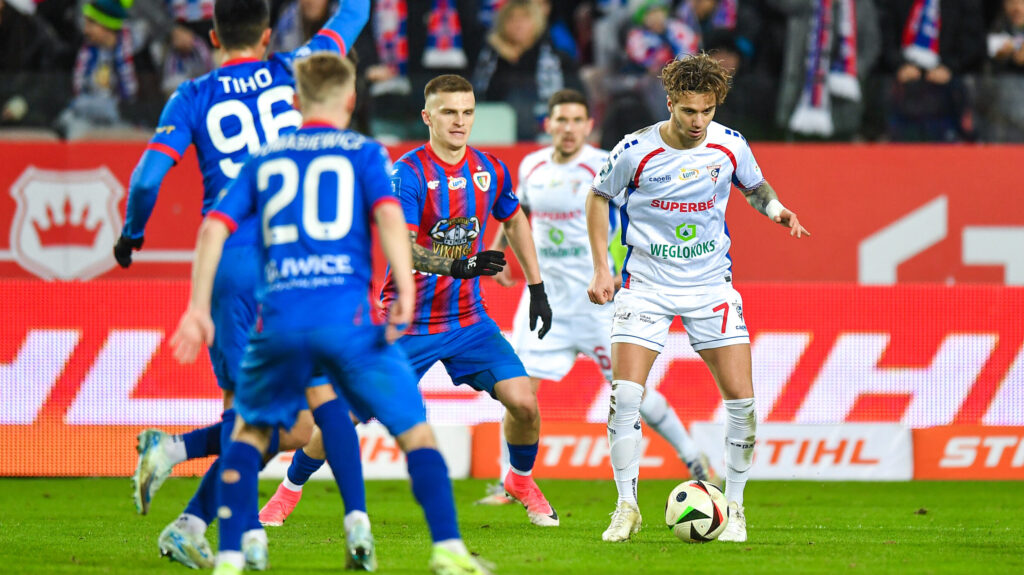 2024.11.24 Zabrze
Pilka nozna PKO BP Ekstraklasa Sezon 2024/2025
Gornik Zabrze - Piast Gliwice
N/z Maciej Rosolek, Luka Zahovic
Foto Marcin Bulanda / PressFocus

2024.11.24 Zabrze
Football Polish PKO BP Ekstraklasa League Season 2024/2025
Gornik Zabrze - Piast Gliwice
Maciej Rosolek, Luka Zahovic
Credit: Marcin Bulanda / PressFocus