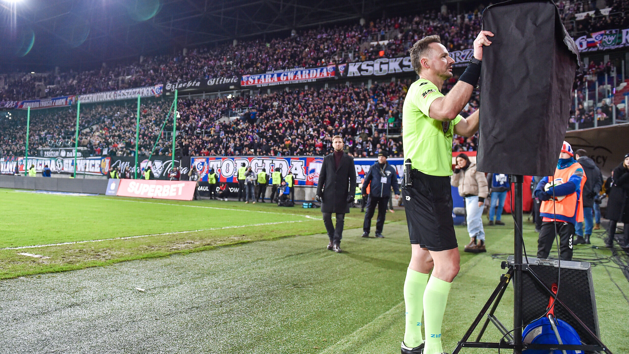 2024.11.24 Zabrze
Pilka nozna PKO BP Ekstraklasa Sezon 2024/2025
Gornik Zabrze - Piast Gliwice
N/z Pawel Raczkowski, VAR, sprawdzanie sytuacji
Foto Marcin Bulanda / PressFocus

2024.11.24 Zabrze
Football Polish PKO BP Ekstraklasa League Season 2024/2025
Gornik Zabrze - Piast Gliwice
Pawel Raczkowski, VAR, sprawdzanie sytuacji
Credit: Marcin Bulanda / PressFocus