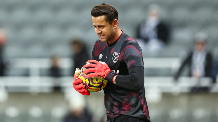 Lukasz Fabianski of West Ham United during the pre-game warmup ahead of the Premier League match Newcastle United vs West Ham United at St. James&#039;s Park, Newcastle, United Kingdom, 25th November 2024

(Photo by Mark Cosgrove/News Images) in ,  on 11/25/2024. (Photo by Mark Cosgrove/News Images/Sipa USA)
2024.11.25 Newcastle
pilka nozna liga angielska
Newcastle United - West Ham United
Foto Mark Cosgrove/News Images/SIPA USA/PressFocus

!!! POLAND ONLY !!!